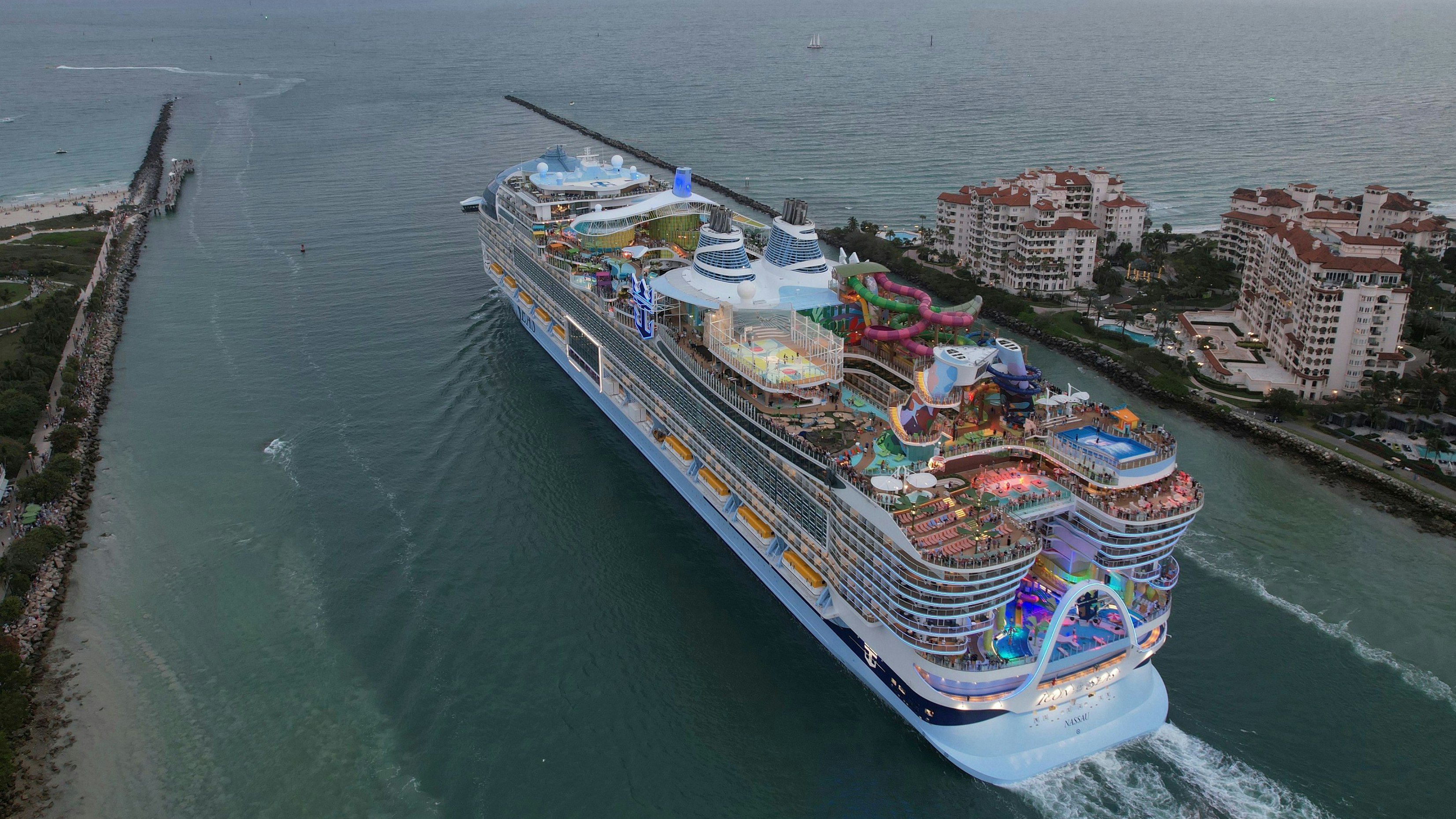 Download von www.picturedesk.com am 29.01.2024 (15:43).  Icon of the Seas, the world's largest cruise ship, sails out of Government Cut between Fisher Island, right, and Miami Beach, Fla., as it departs PortMiami on its first public cruise, Saturday, Jan. 27, 2024. (AP Photo/Rebecca Blackwell) - 20240127_PD19940 - Rechteinfo: Rights Managed (RM)