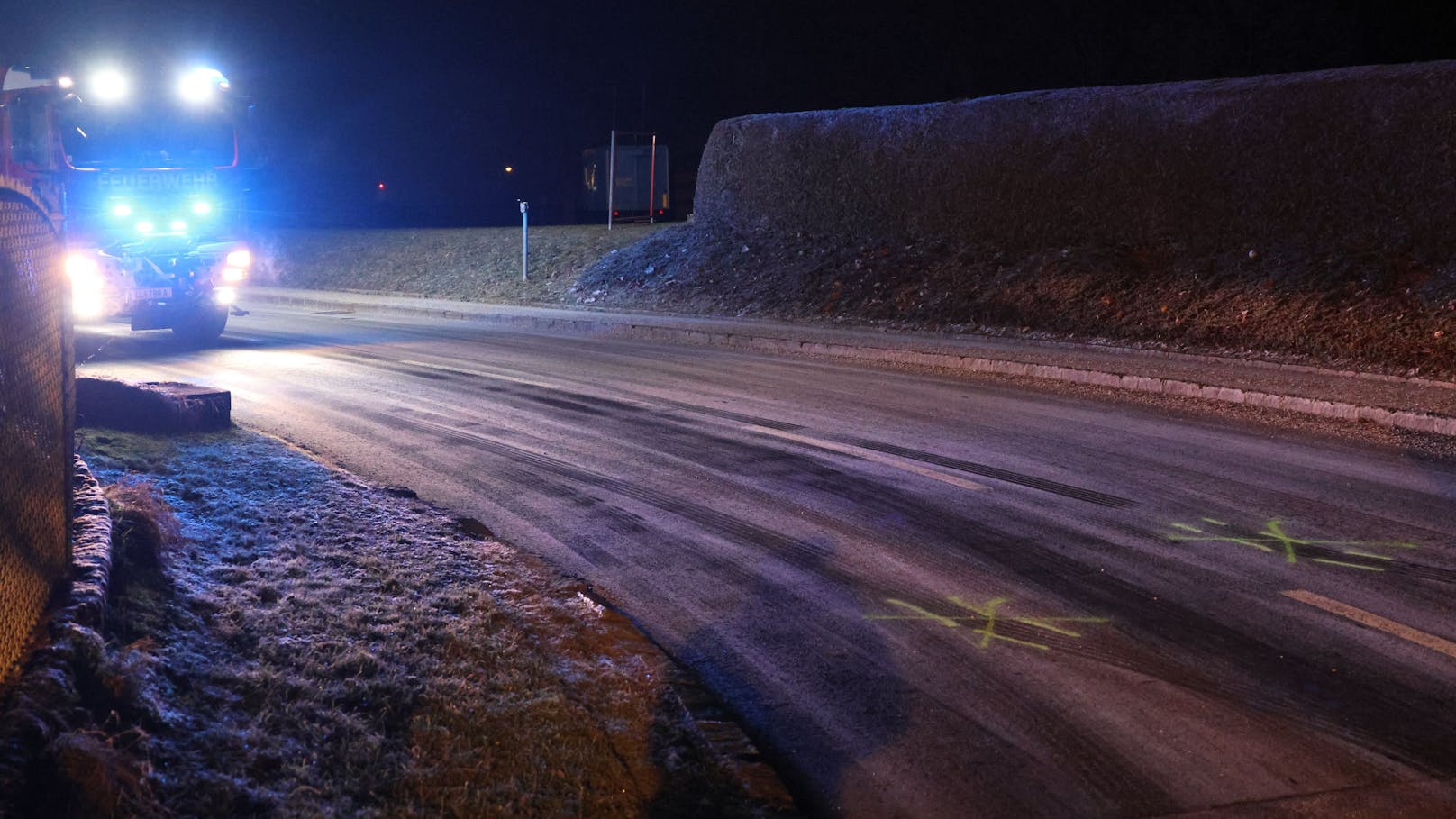 Eine vereiste Straßenkurve war Montagfrüh offenbar Auslöser für einen Verkehrsunfall zwischen zwei PKW in Hörsching (Bezirk Linz-Land).