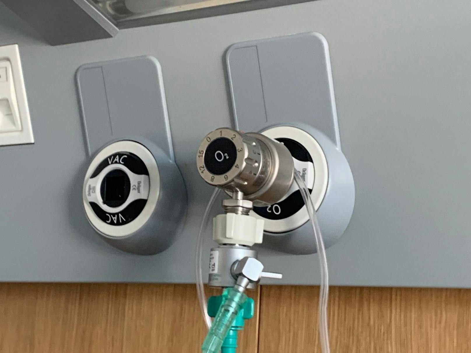 Die Patientin dokumentiert die Zufuhr von Sauerstoff regelmäßig per Handyfotos.