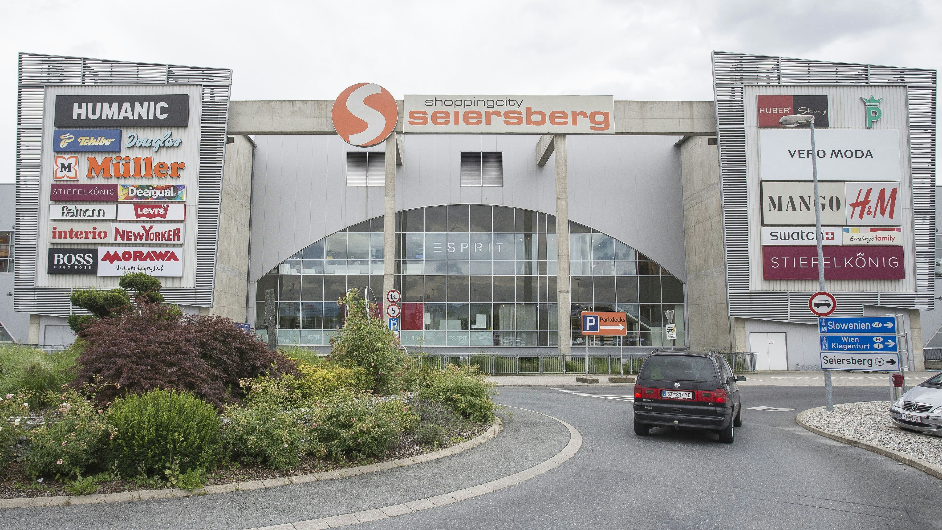 Download von www.picturedesk.com am 29.01.2024 (18:23).  ABD0018_20160716 - SEIERSBERG-PIRKA - ÖSTERREICH: ZU APA0295 VOM 15.7.2016 - Gebäude der Shopping City Seiersberg, aufgenommen am Samstag, 16. Juli 2016, in Seiersberg/Pirka. Der Verfassungsgerichtshof hat die Verordnungen des Seiersberger Gemeinderates für die umstrittenen Verbindungswege und -brücken, die sogenannten Interessentenwege, in der Shoppingcity Seiersberg als rechtswidrig aufgehoben. Die Aufhebungen treten mit 15. Jänner 2017 in Kraft. - FOTO: APA/ERWIN SCHERIAU - 20160716_PD0772 - Rechteinfo: Rights Managed (RM)