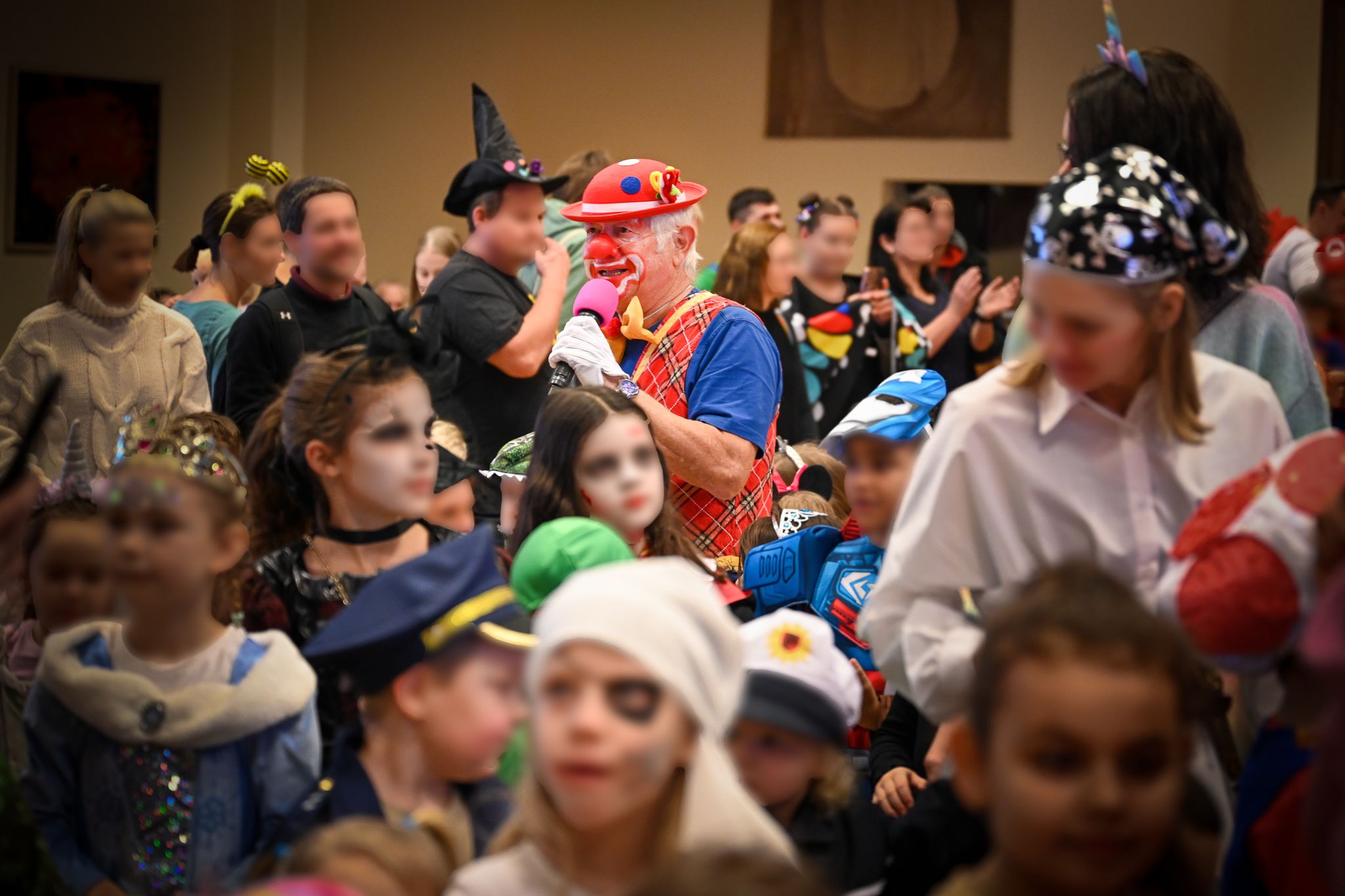 Sorgt für Stimmung bei jung und alt: Clown Willi bei einem Auftritt im Linzer Stadtteil Dornach-Auhof Mitte Jänner
