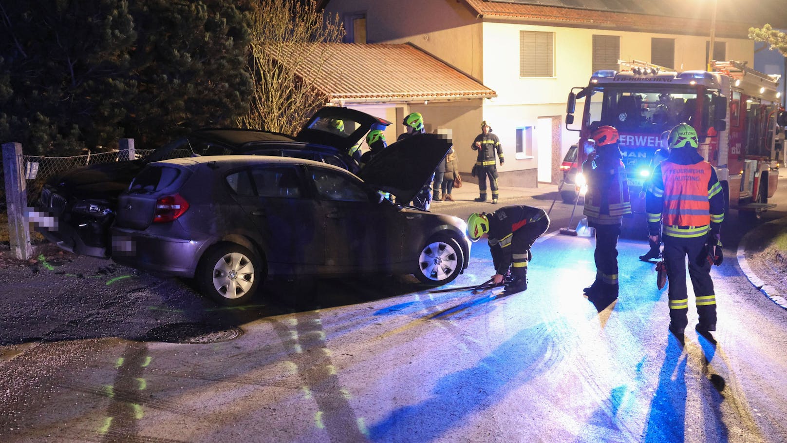 Eine vereiste Straßenkurve war Montagfrüh offenbar Auslöser für einen Verkehrsunfall zwischen zwei PKW in Hörsching (Bezirk Linz-Land).