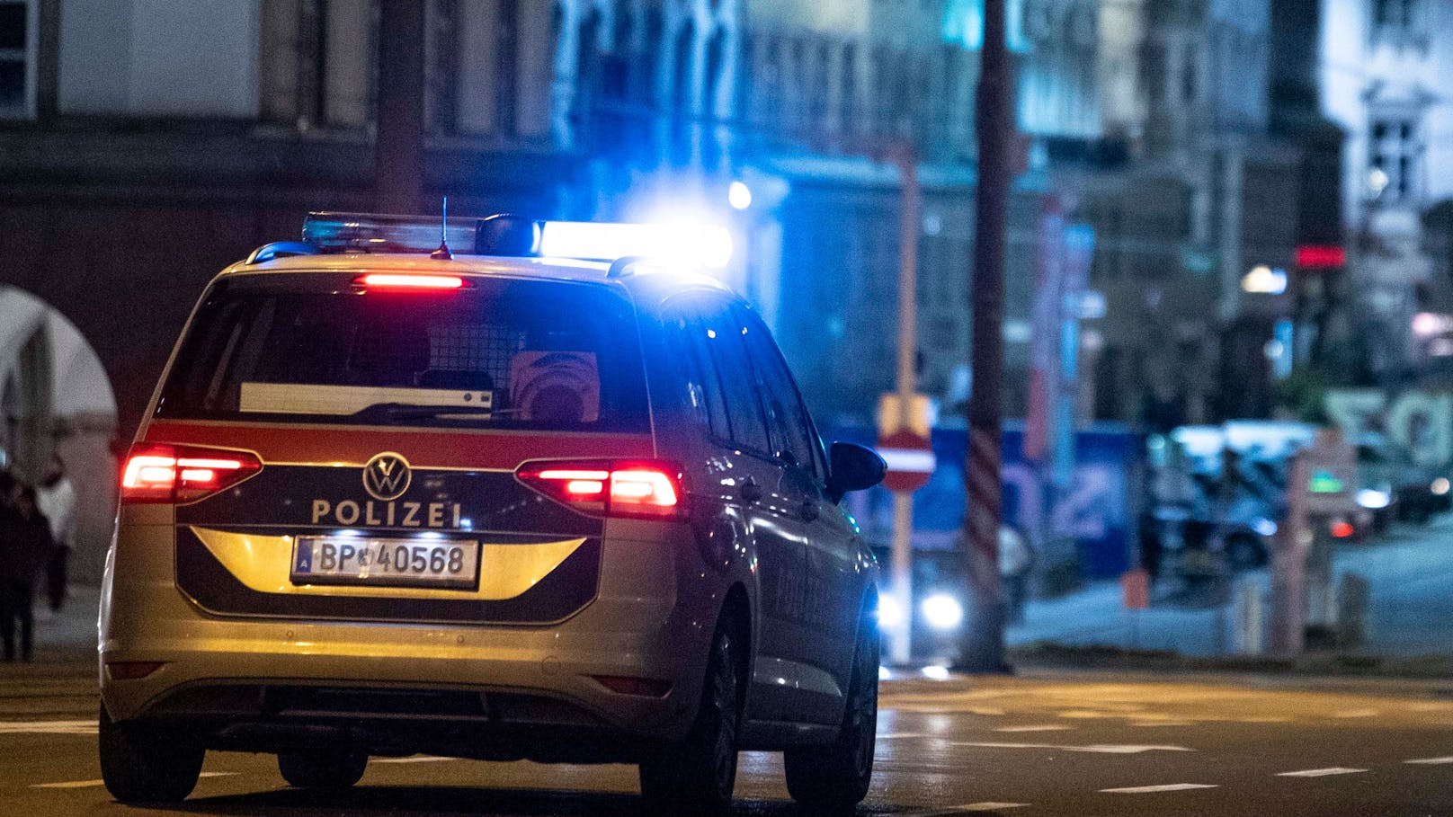 Autofahrer uriniert nach Alko-Crash in Wien auf Straße