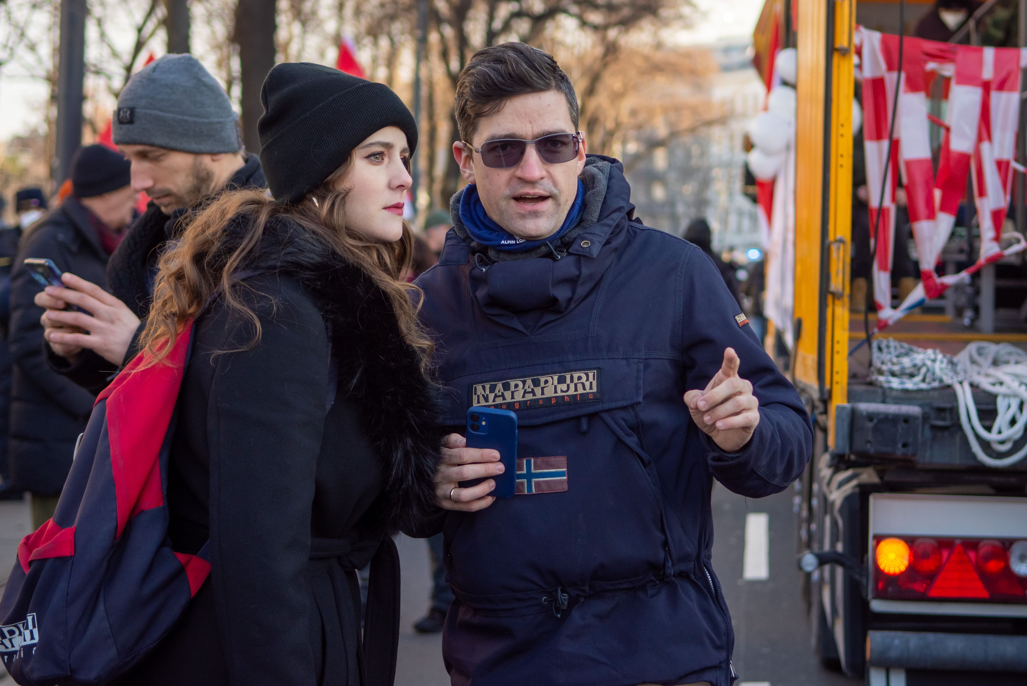 Brittany Sellner (l.) und ihr Ehemann Martin Sellner (r.) auf einer Anti-Corona-Demo in Wien 2022