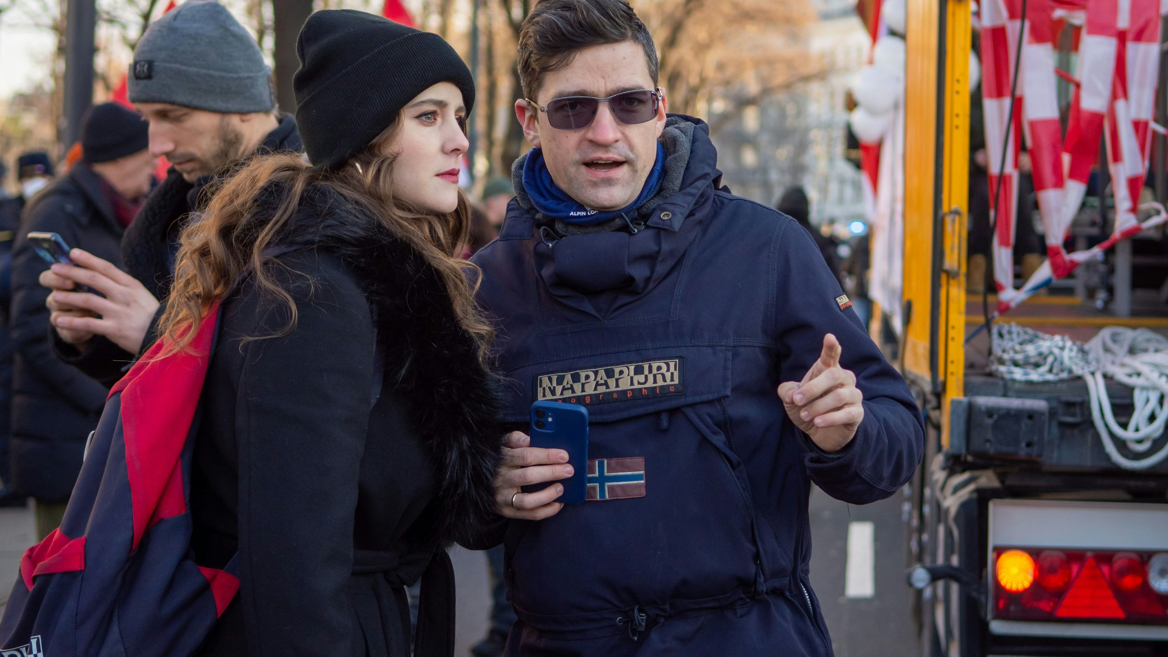 Brittany Sellner (l.) und ihr Ehemann Martin Sellner (r.) auf einer Anti-Corona-Demo in Wien 2022