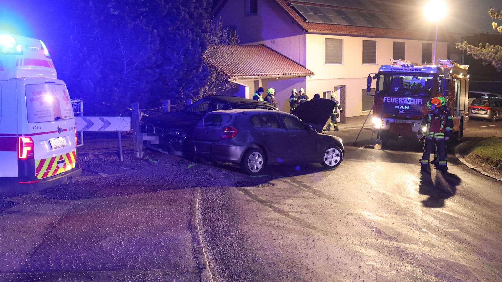 Eine vereiste Straßenkurve war Montagfrüh offenbar Auslöser für einen Verkehrsunfall zwischen zwei PKW in Hörsching (Bezirk Linz-Land).