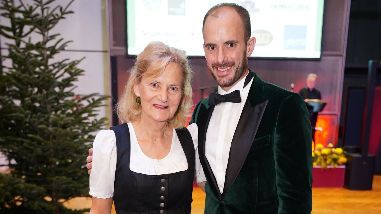 Analog unterwegs: Digitalisierungsstaatssekretär Florian Tursky mit seiner Mama Michaela, passionierte Jägerin