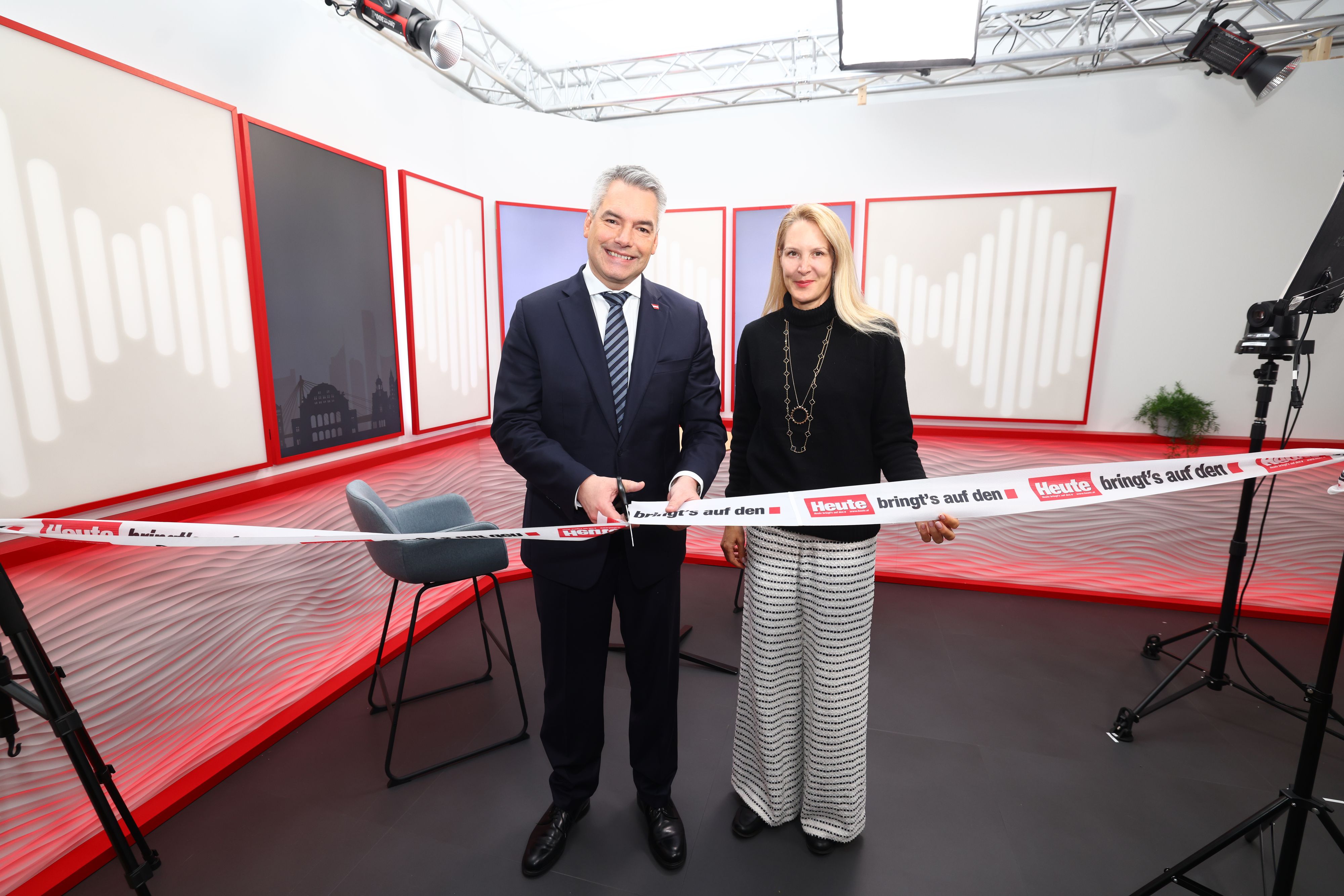 Kanzler Karl Nehammer und Herausgeberin Eva Dichand eröffneten das Studio in der Walfischgasse.