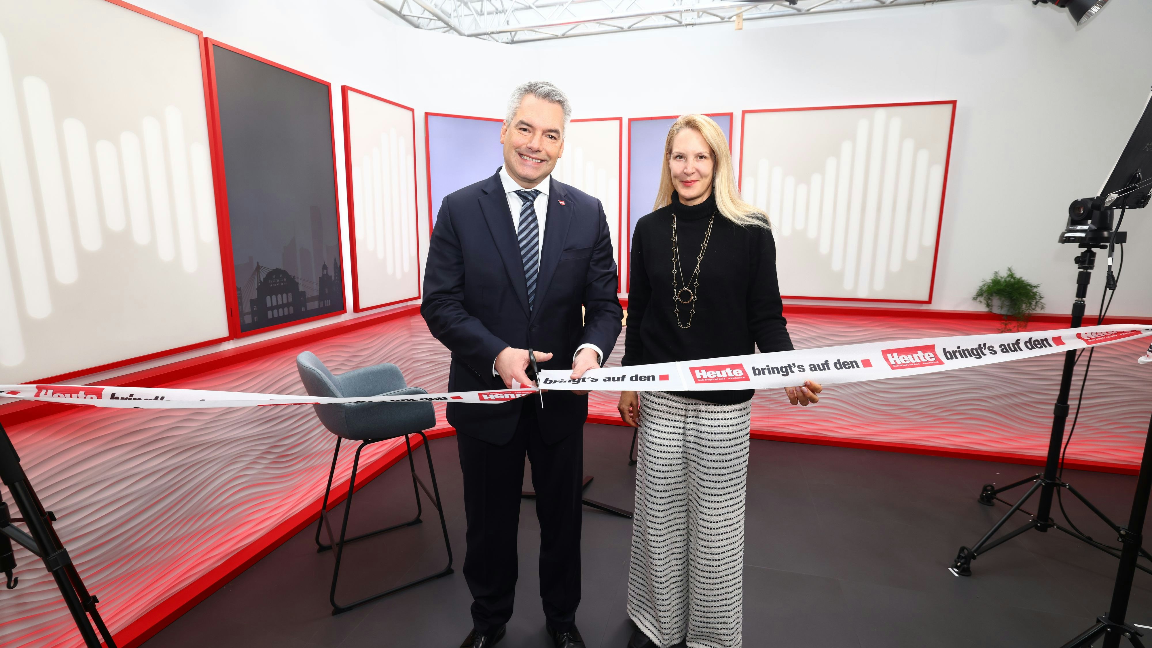 Kanzler Karl Nehammer und Herausgeberin Eva Dichand eröffneten Studio.