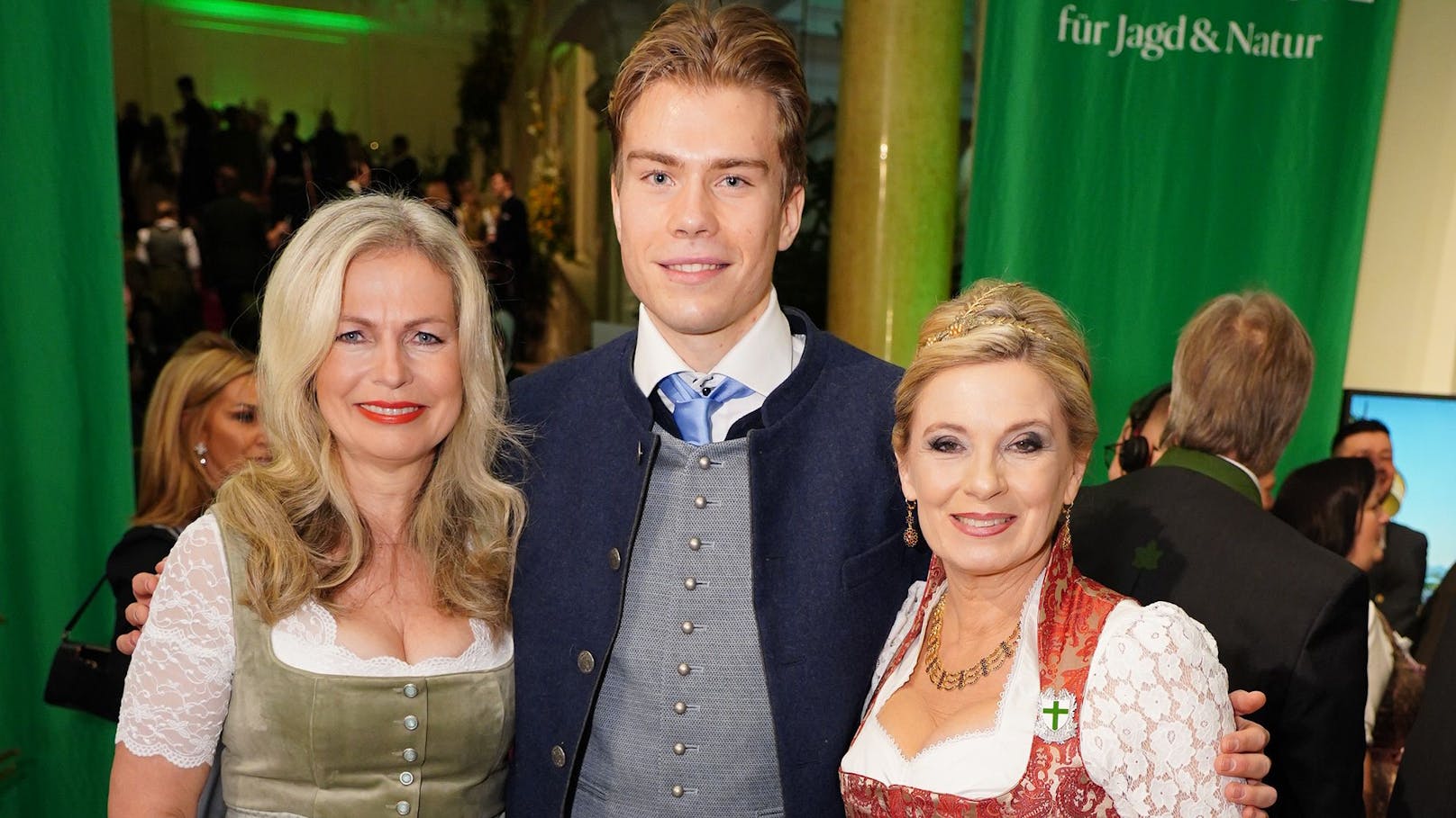 Sonnige Gemüter: ORF-Moderatorin Claudia Reiterer mit Sohnemann Julian Lockl und Wetter-Lady Christa Kummer