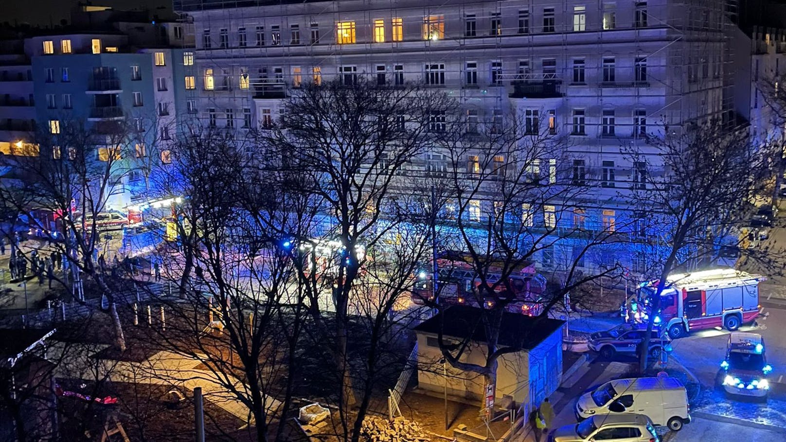 Spektakulärer Löscheinsatz beim Paltramplatz (Wien-Favoriten)