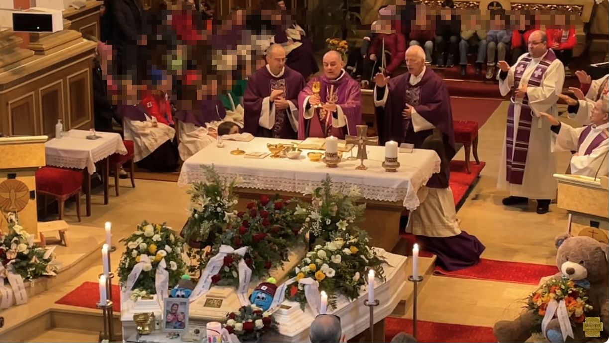 Trauriger Abschied: Mutter und ihre zwei Söhne wurden nun begraben. 