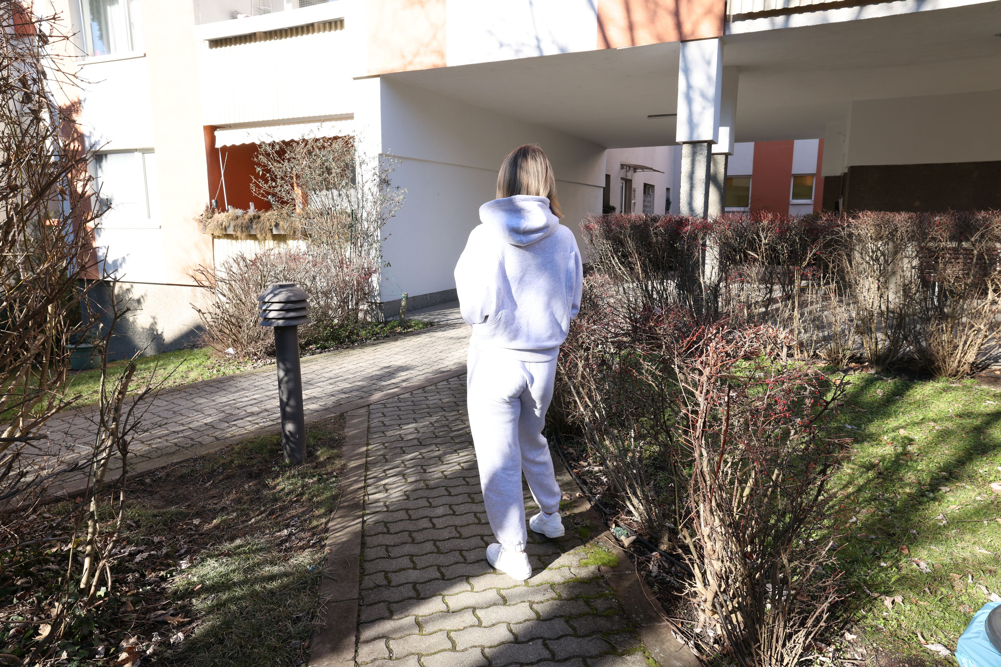 Kristina (29) ist mit dem Ergebnis ihrer Brust-Operation unzufrieden.