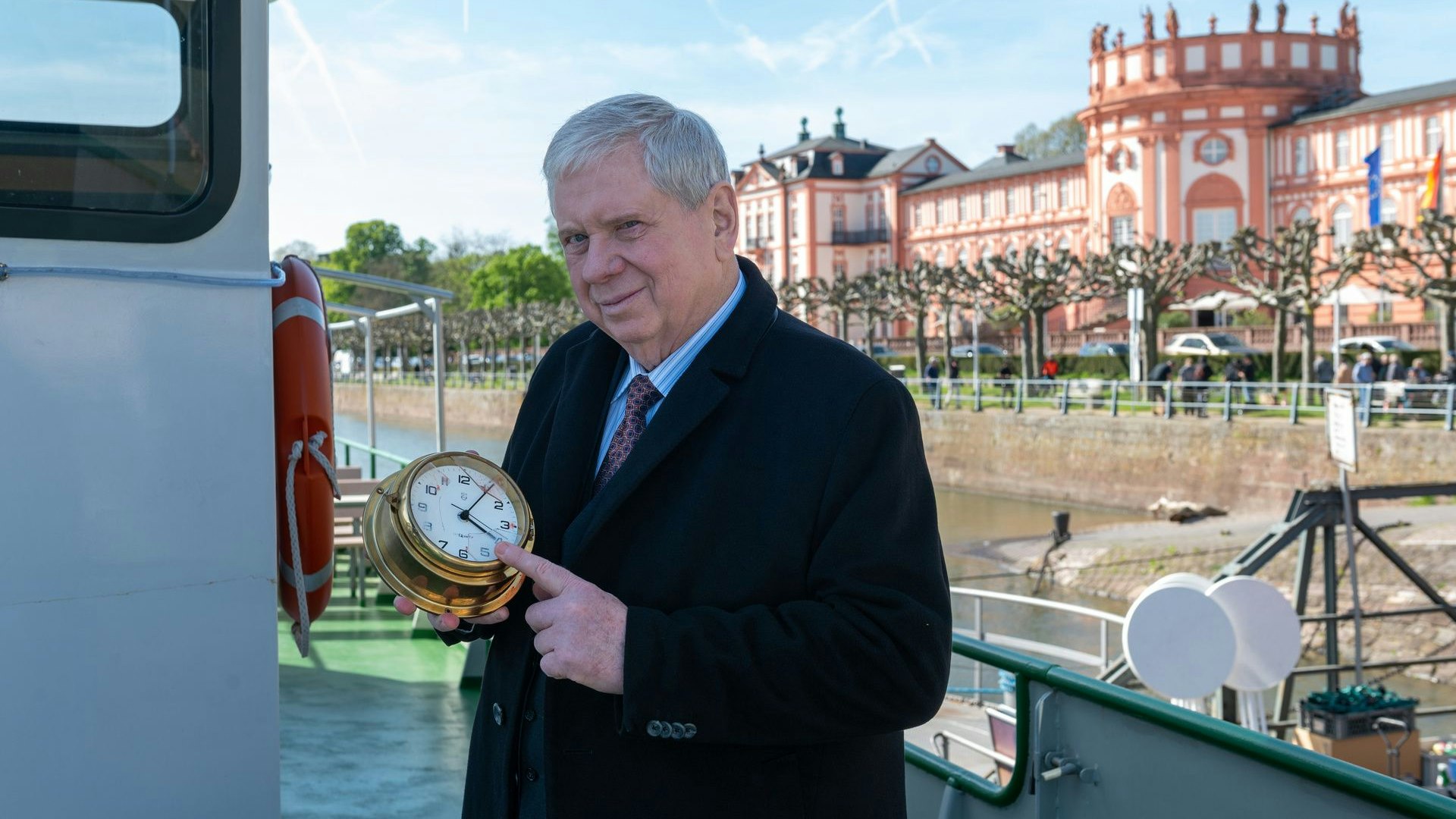 Oberstaatsanwalt Bernd Reuther (Rainer Hunold) ist dem Mörder von Martin Schroth bereits auf der Spur. Für seine Ermittlungen muss er an Bord eines Ausflugsschiffs gehen.