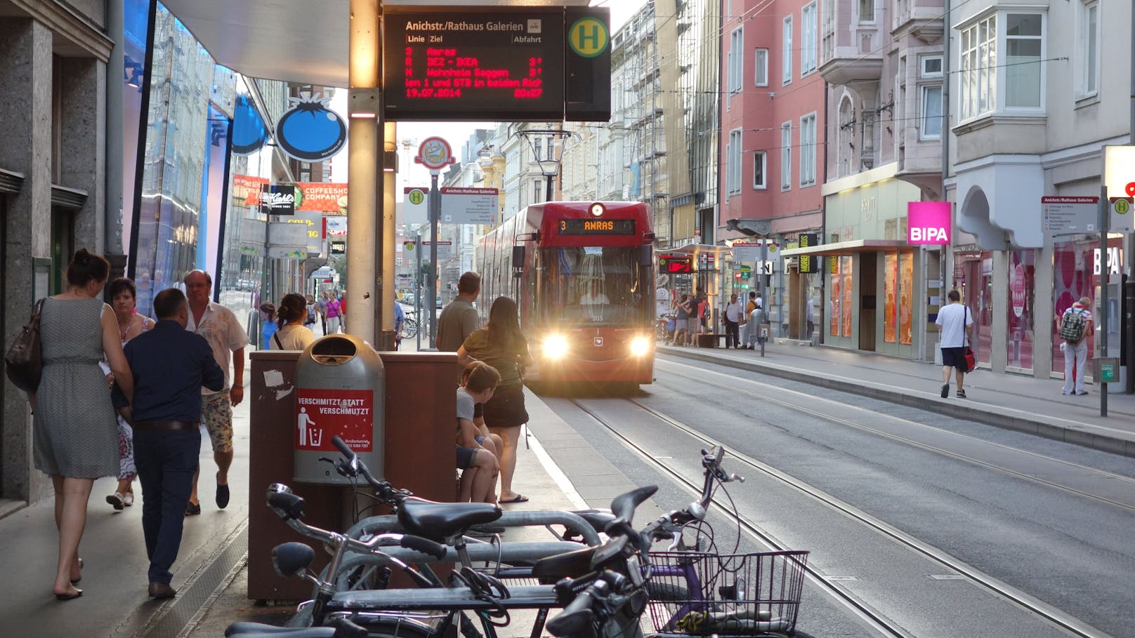 Straßenbahn knallt Autofahrerin in Innsbruck ins Heck