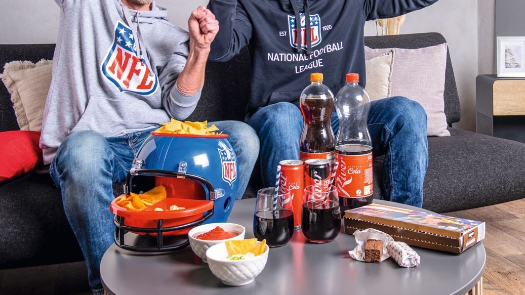 Popcorn, Chips und Nachos passen in den Snack-Helm. Das Food-Acessoire gibt es für 19,99 Euro ab 2. Februar bei Hofer.