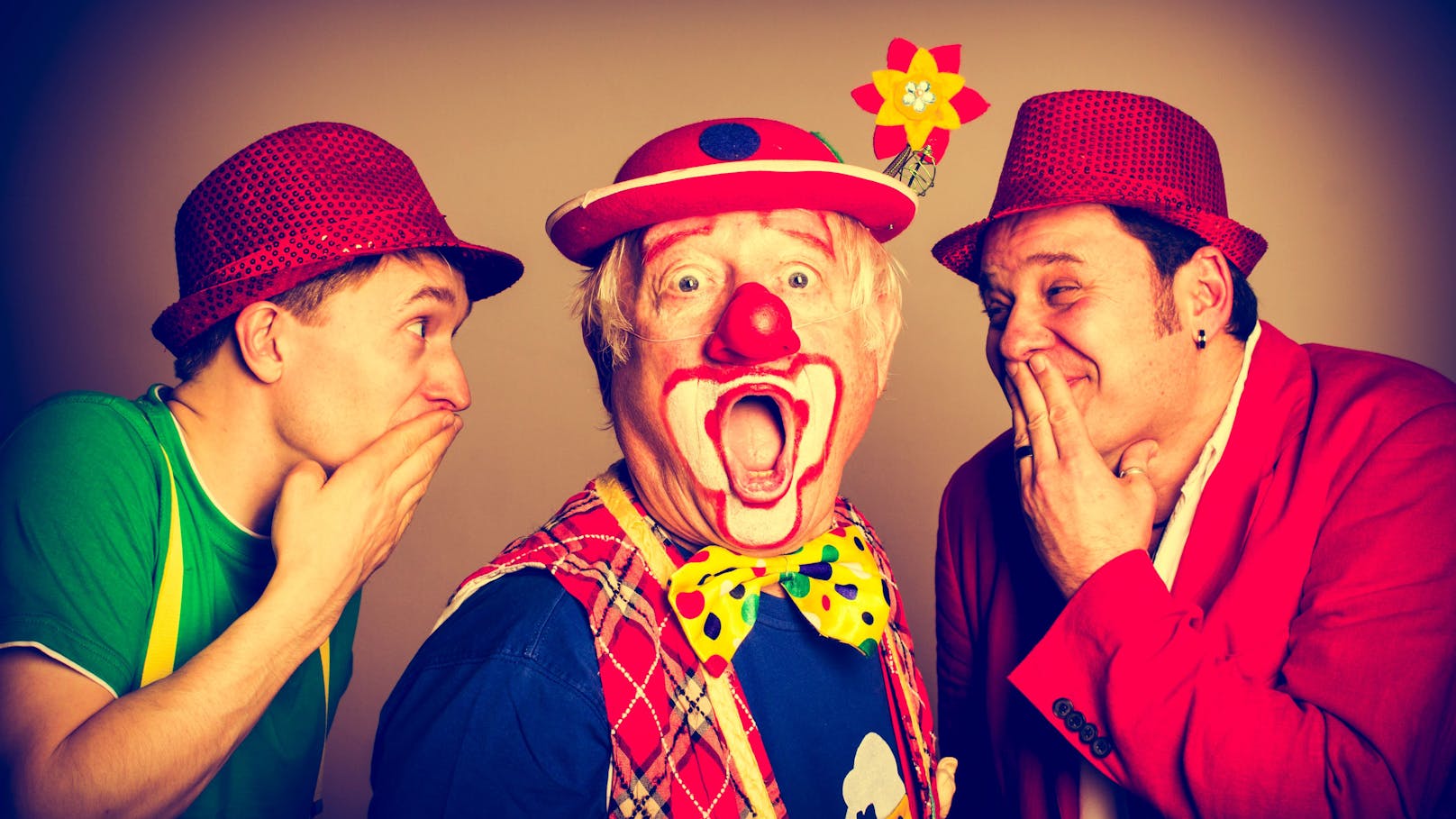Zu dritt auf Tour: Clown Will neben "Herr Jacky" (Jörg-D. Hanzhanz, l.) und Andi (Andreas Lanegger)