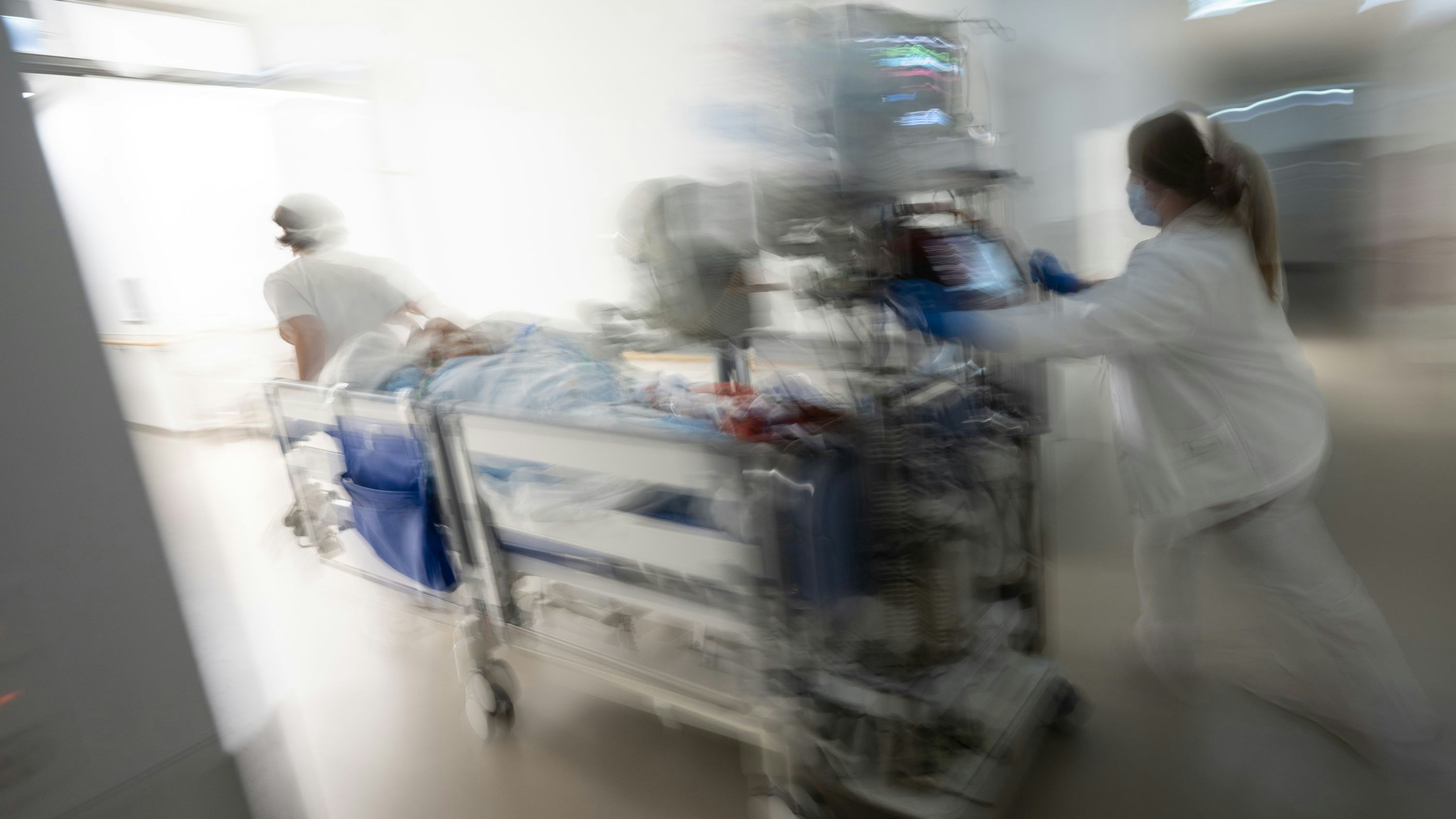 Download von www.picturedesk.com am 29.01.2024 (10:33).  09 November 2023, Baden-Württemberg, Stuttgart: A nurse moves an intensive care patient in a hospital bed through a corridor in a clinic. Photo: Marijan Murat/dpa - 20231109_PD24467 - Rechteinfo: Rights Managed (RM)