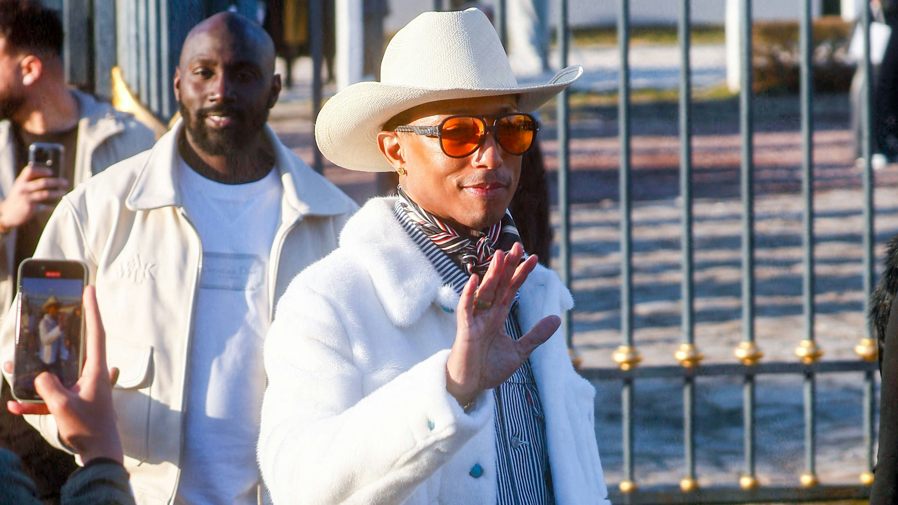 Les cÃ lÃ britÃ s Ã la sortie du dÃ filÃ Dior Collection Homme PrÃªt-Ã -Porter Automne/Hiver 2024-2025 lors de la Fashion Week de Paris PFW Pharrell Williams Ã la sortie du dÃ filÃ Dior Collection Homme PrÃªt-Ã -Porter Automne/Hiver 2024-2025 lors de la Fashion Week de Paris PFW, Ã l Ecole Miliatire, Place Fontenoy, Ã Paris, France, le 19 janvier 2024. Christophe Clovis/Bestimage Celebrities exit the Dior show Fall/Winter 2024-2025 Ready-to-Wear Men Collection during Paris Fashion Week PFW, January 29, 2024. Paris France PUBLICATIONxINxGERxAUTxSUIxONLY Copyright: xChristophexClovisx/xBestimagexChristophexClovisx/xBestimagex