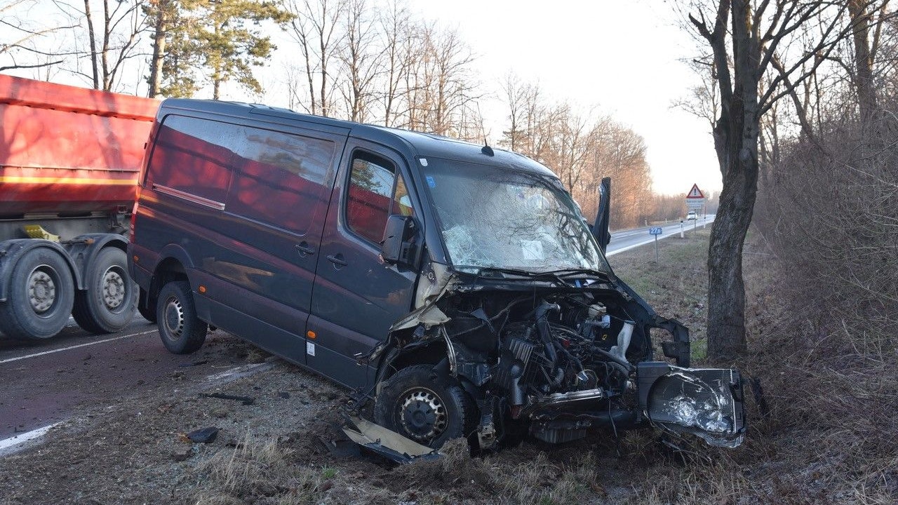 Ein Transporter geriet auf der glatten Fahrbahn ins Schleudern, kollidierte mit einem Baum und überschlug sich.