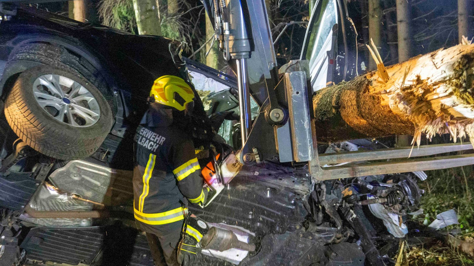 Die Feuerwehr hatte alle Hände voll zu tun, das Wrack von der Unfallstelle zu schaffen.