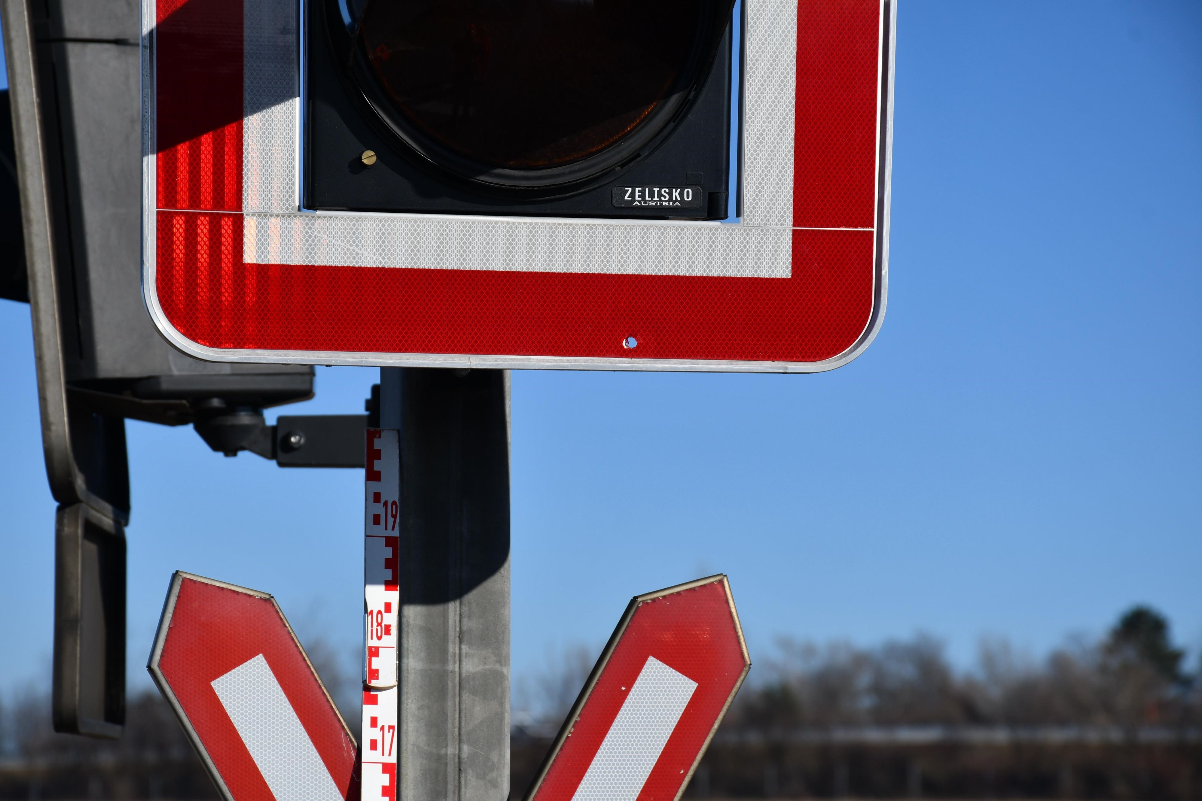 Fünf Schüsse wurden auf die Signalanlage abgefeuert.