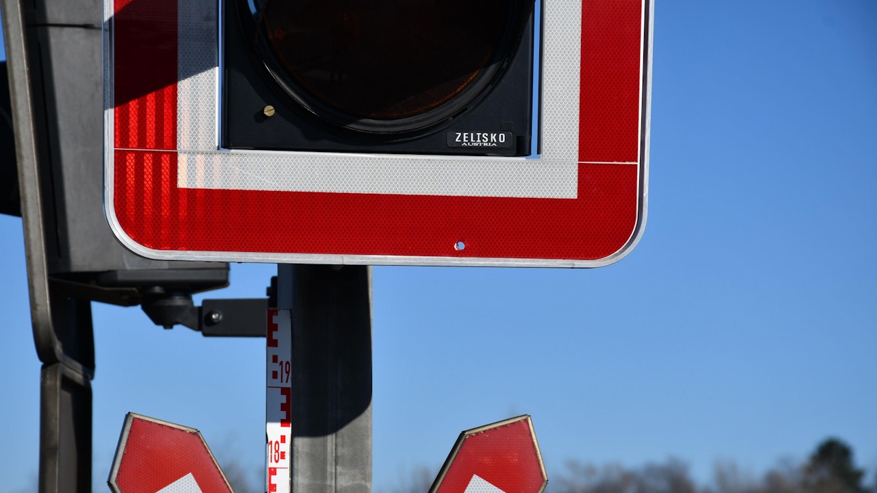 Heute.at - Mehrere Schüsse auf Bahn-Signalanlage abgefeuert