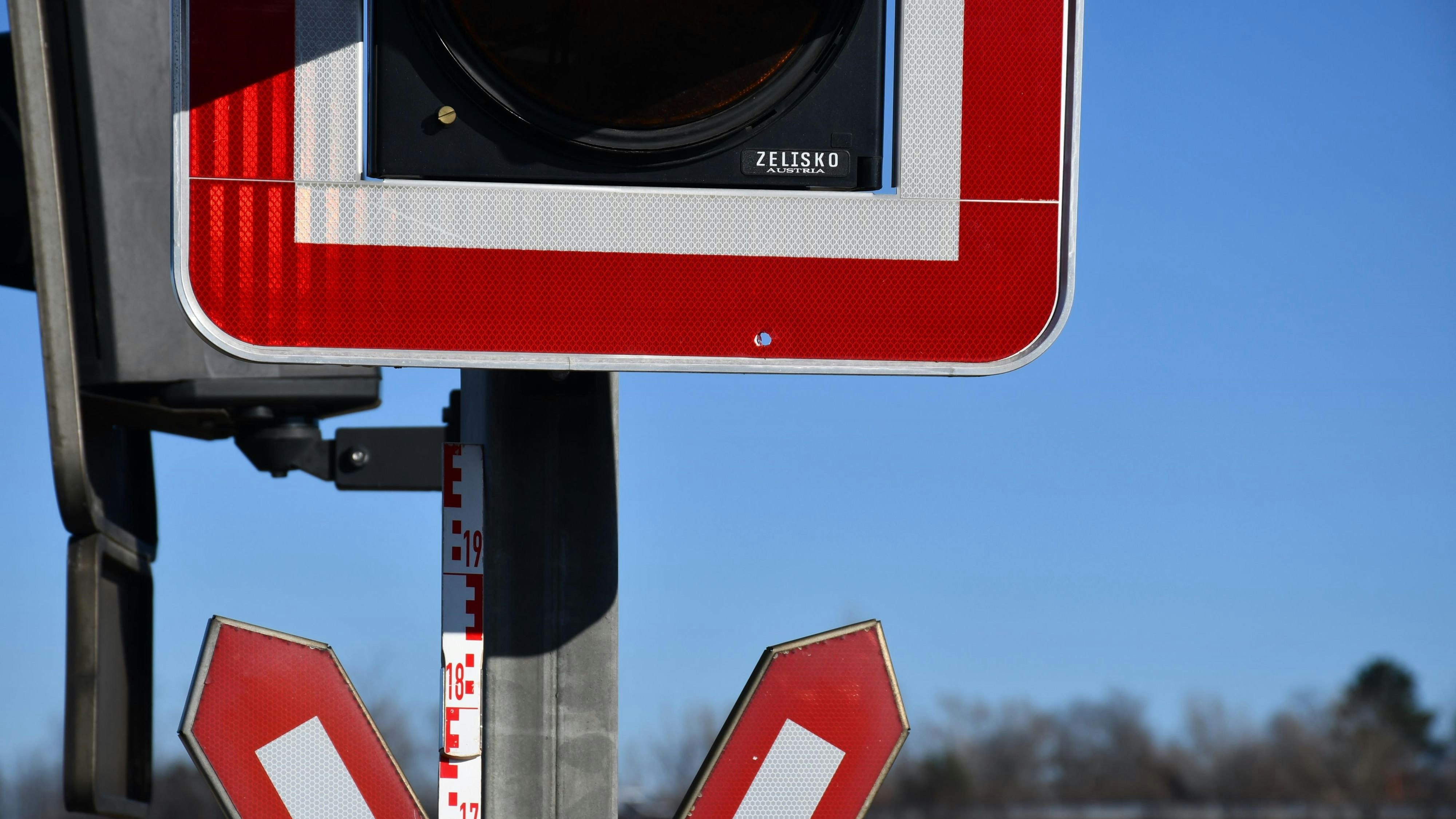 Fünf Schüsse wurden auf die Signalanlage abgefeuert.