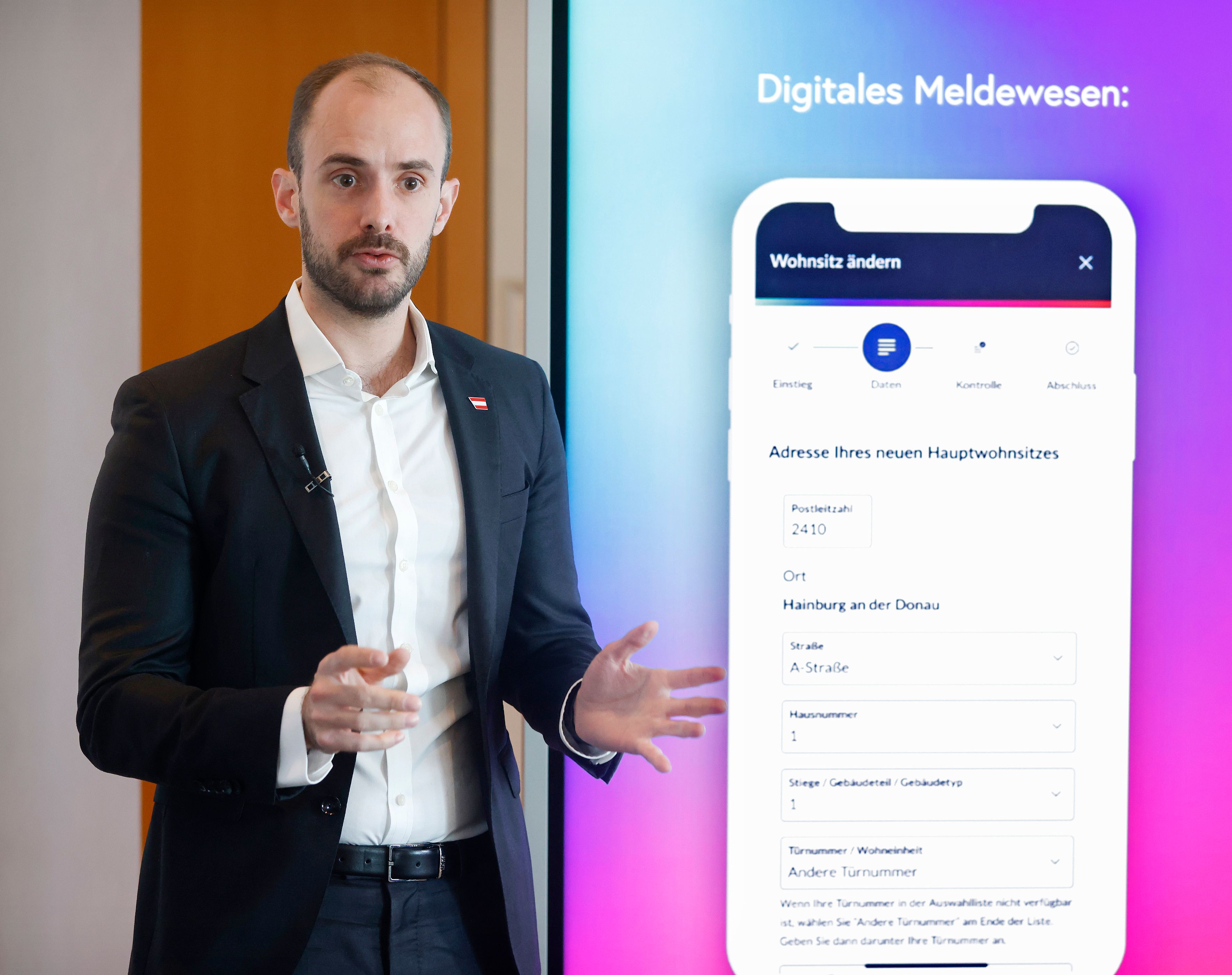 Digitalisierungs-Staatssekretär Florian Turksy präsentierte die neuen Funktionen der Smartphone-App 