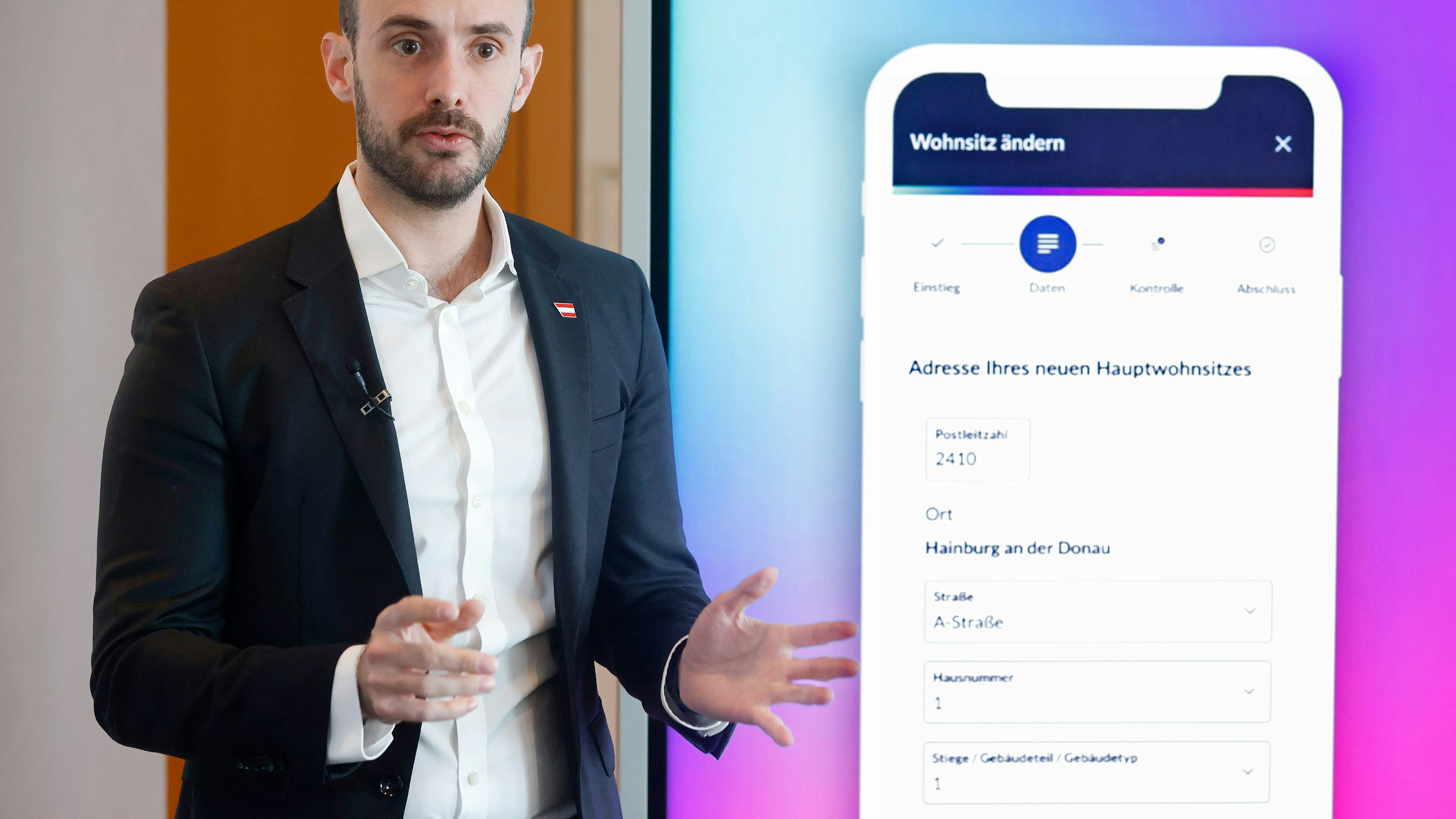 Digitalisierungs-Staatssekretär Florian Turksy präsentierte die neuen Funktionen der Smartphone-App "Digitales Amt".