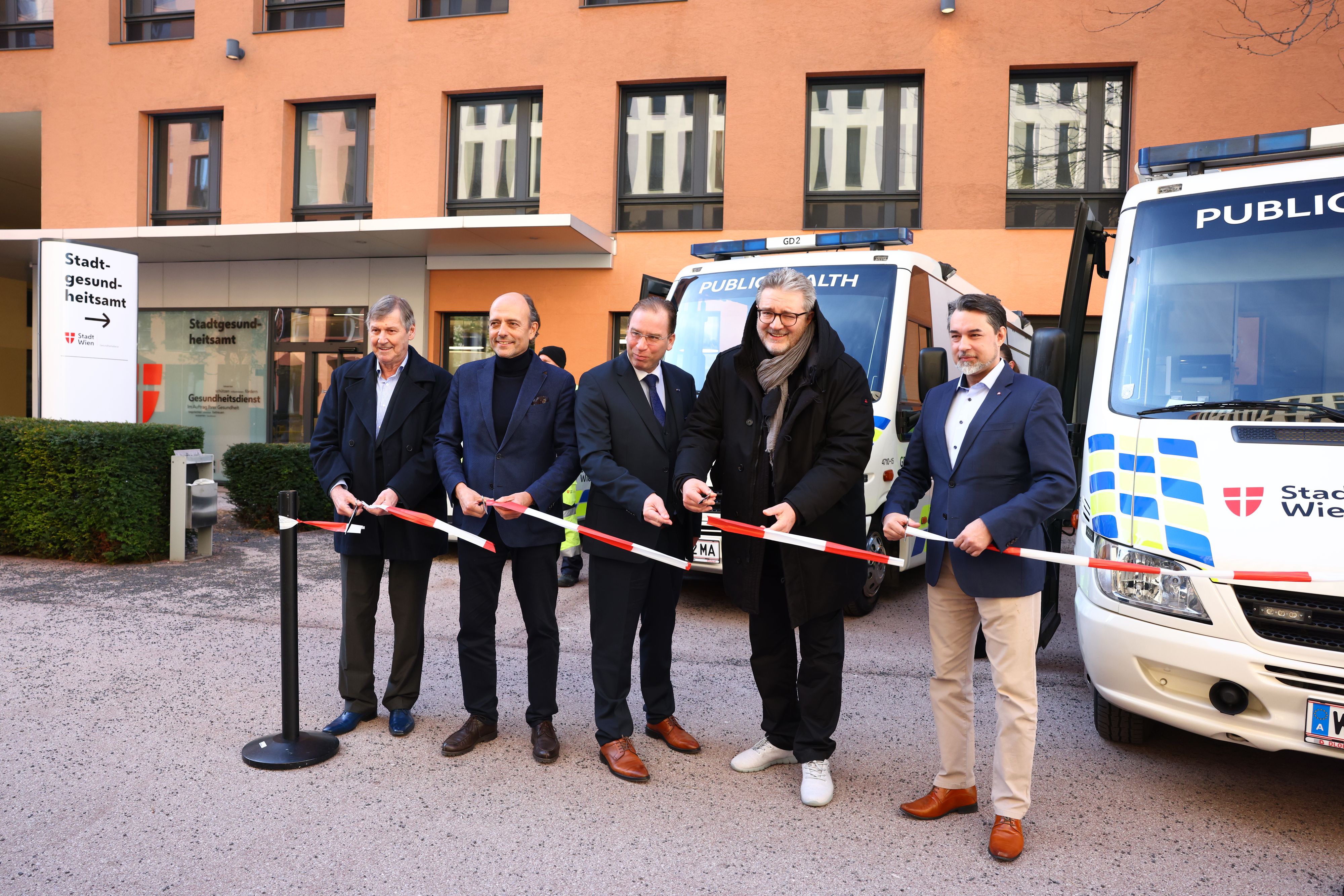 Landstraßer Bezirksvorsteher Erich Hohenberger (SPÖ), Neos-Wien-Gesundheitssprecher Stefan Gara, Berufsrettungs-Leiter Rainer Gottwald, Gesundheitsstadtrat Peter Hacker (SPÖ) und Gesundheitsdienst-Abteilungsleiter Jochen Haidvogel (v.l.) eröffneten am Dienstag das neue Stadtgesundheitsamt in Wien-Landstraße.&nbsp;