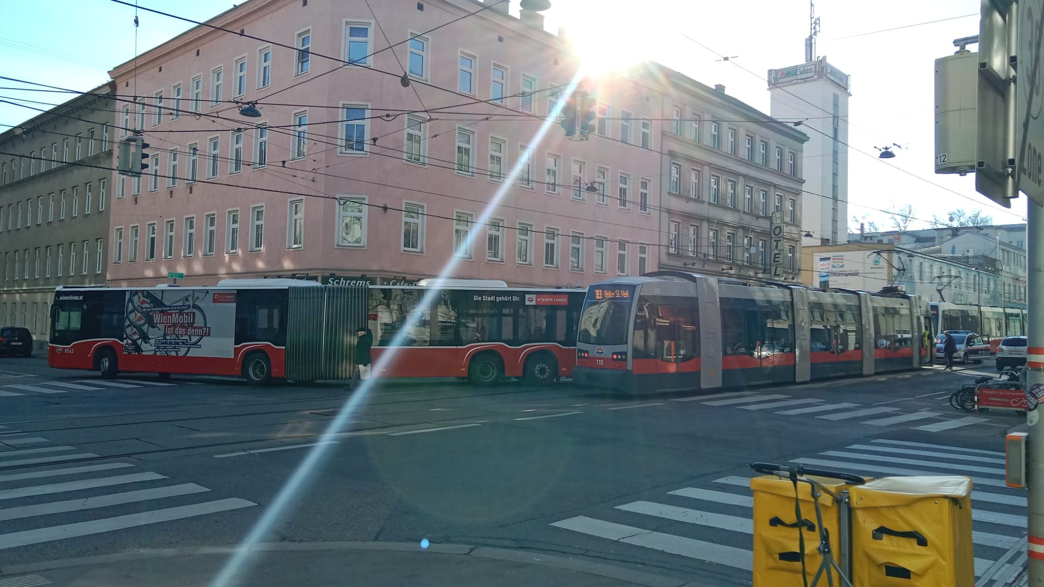 Ein Bus der Linie 48 A kollidierte mit einer 10er-Straßenbahn.