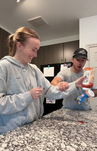 Bei der Ketchup-Challenge schütten Tiktokerinnen Ketchup auf ihre Küchentheken. Ihre Partner sollen die Sauerei dann aufwischen.