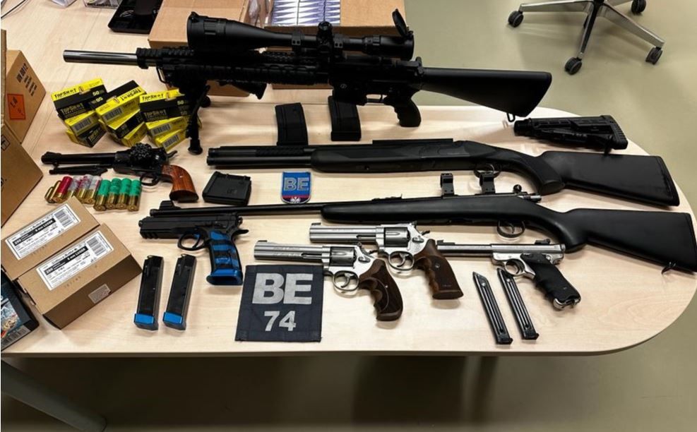 Die Polizei hob ein beachtliches Waffenarsenal aus. 