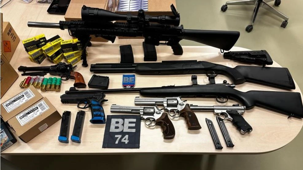 Die Polizei hob ein beachtliches Waffenarsenal aus. 