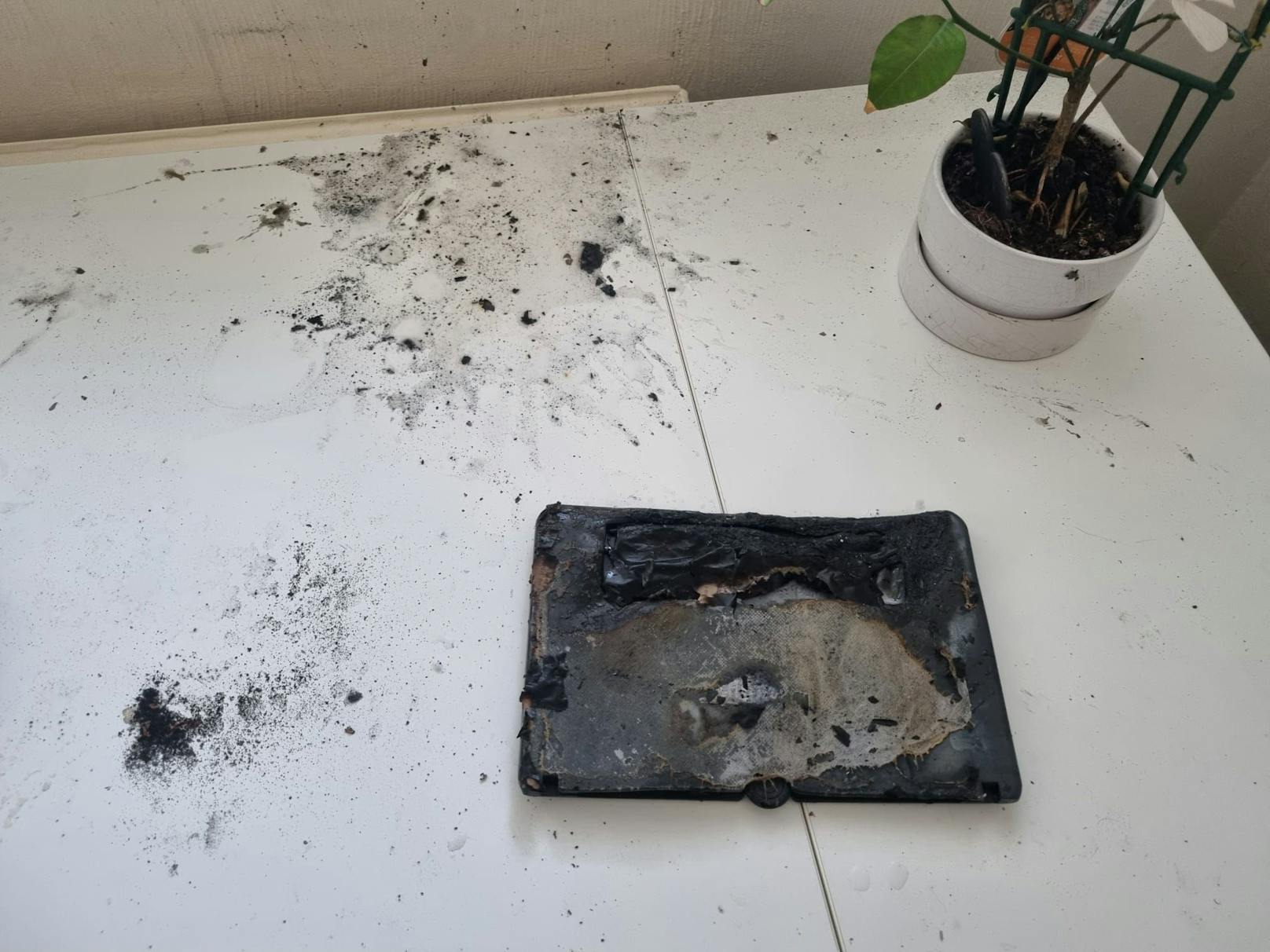 Der Akku des Smartphones explodierte, als die Wienerin unter der Dusche stand. Im Anschluss brannte es auf der Fensterbank.