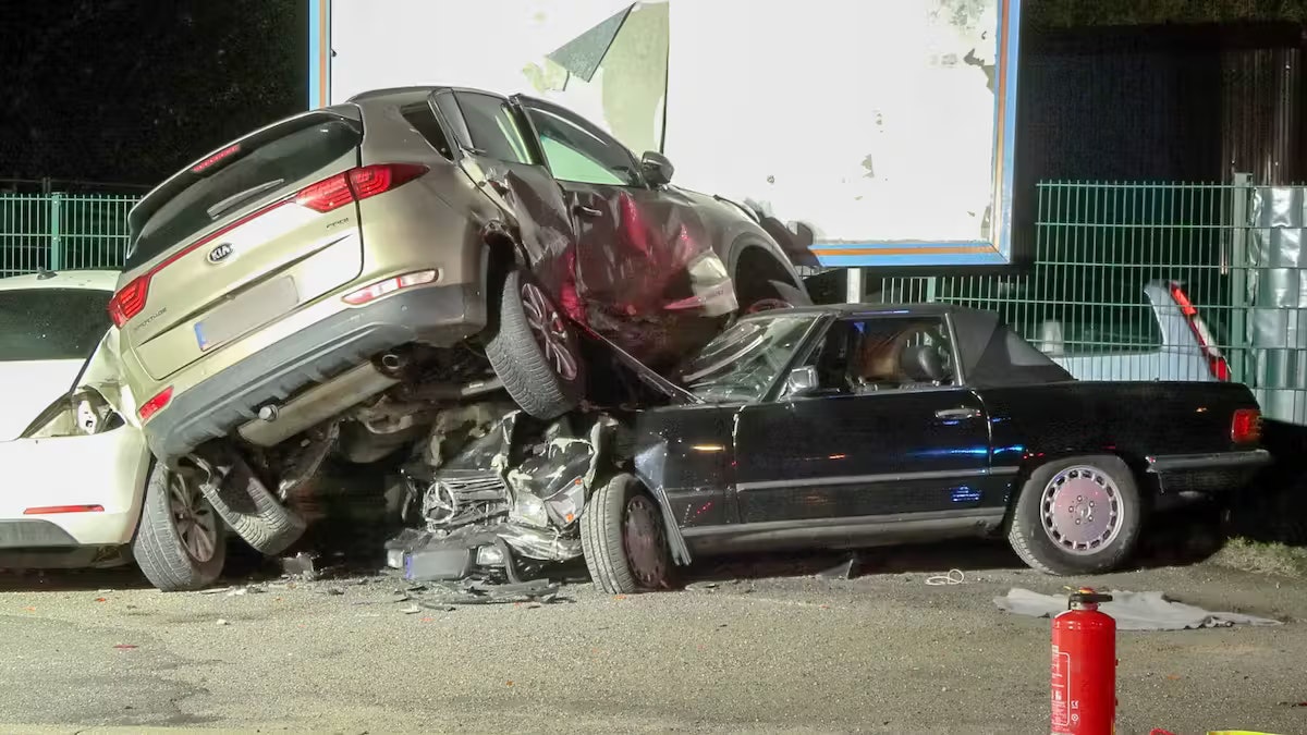 Die Teenager krachten mit dem gestohlenen Auto in geparkte Fahrzeuge.