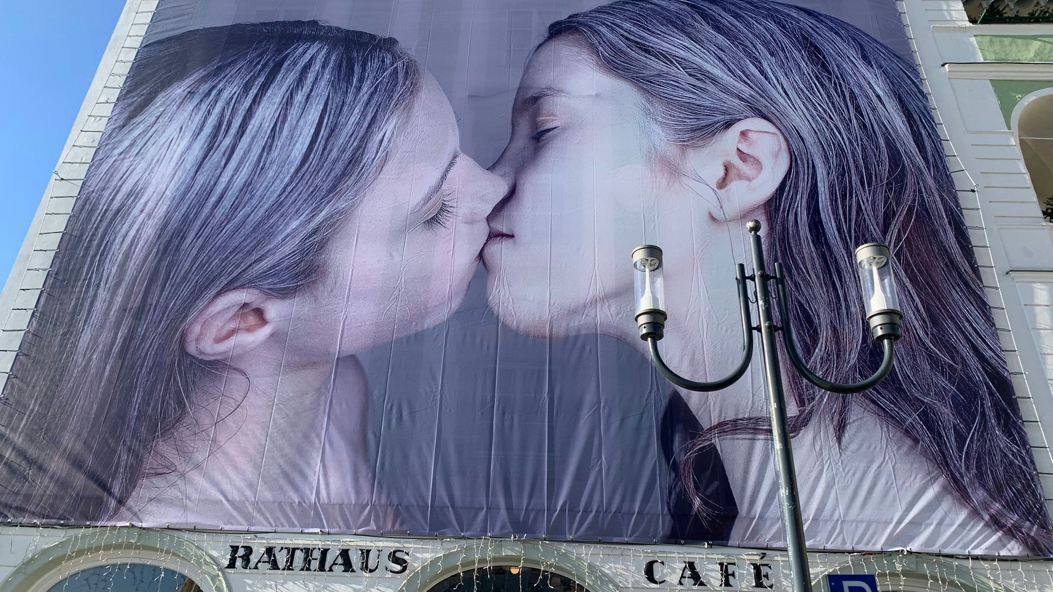 Helnwein sorgte häufig (hier in Gmunden) für Aufruhr mit seinen Werken.