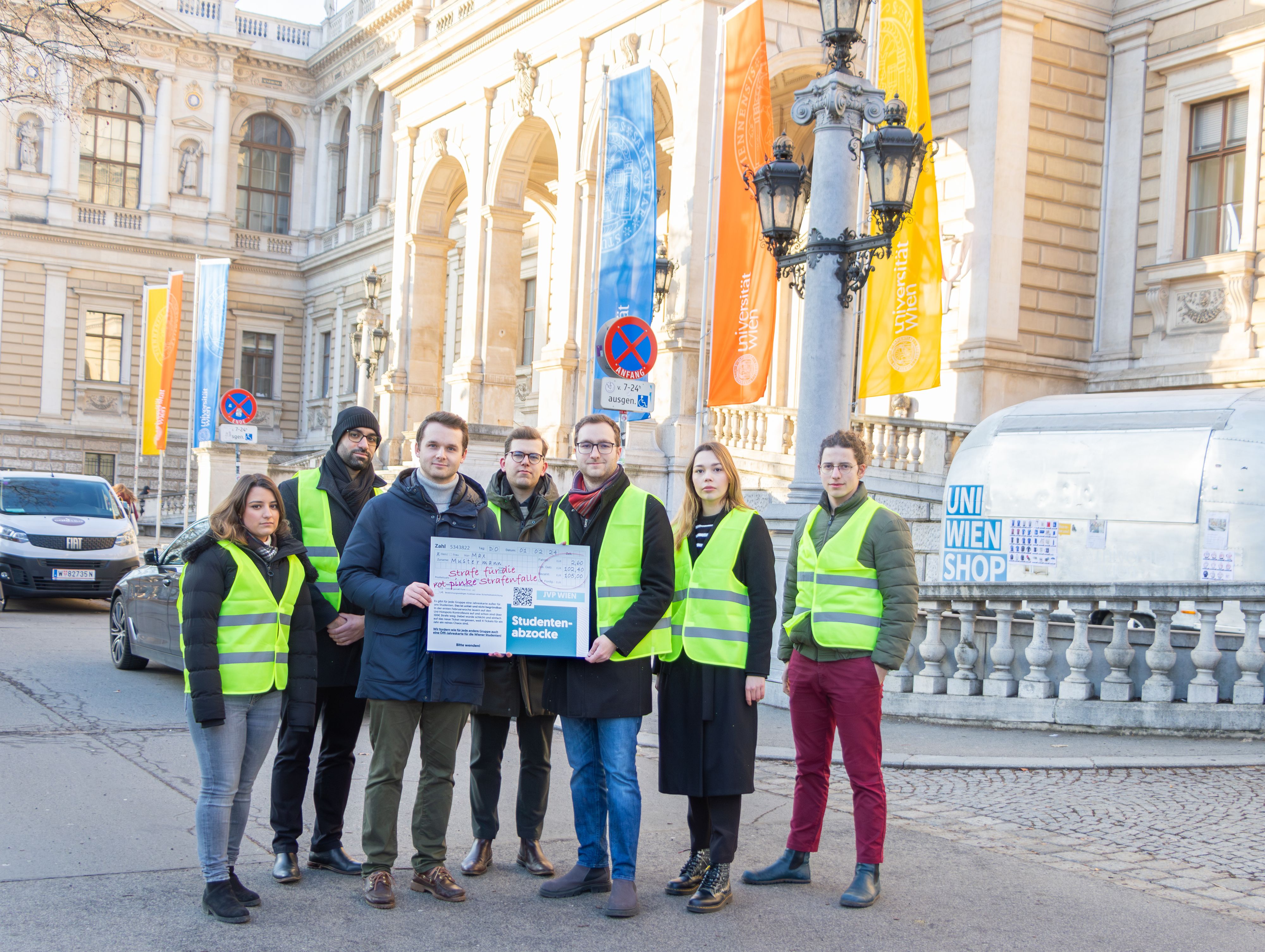 Gemeinderat Harald Zierfuß (Mitte, ohne gelbe Jacke) stellt der Wiener Stadtregierung einen 