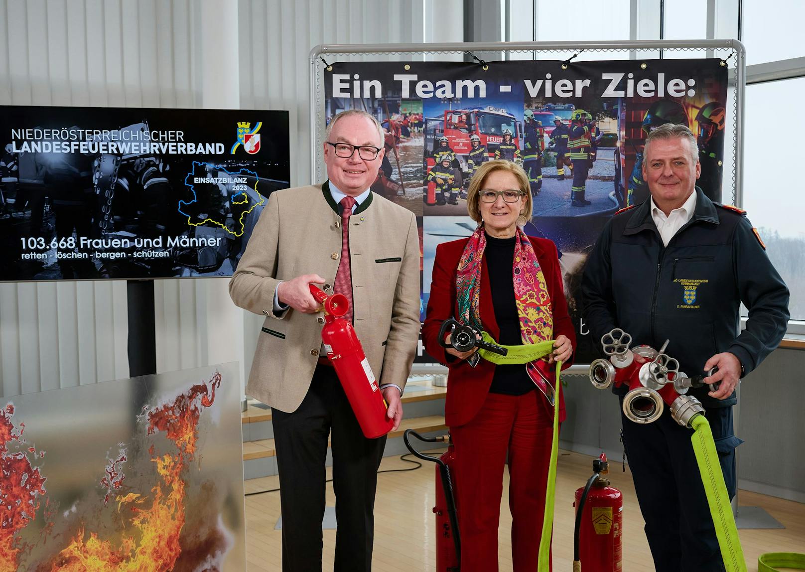 Landeschefin Johanna Mikl-Leitner, Landesvize Stephan Pernkopf und FF-Chef Didi Fahrafellner (r.)