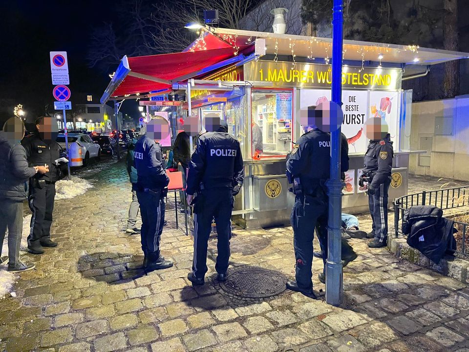 Schüler (15) stach Mann an einem Würstelstand in Wien-Liesing nieder. 