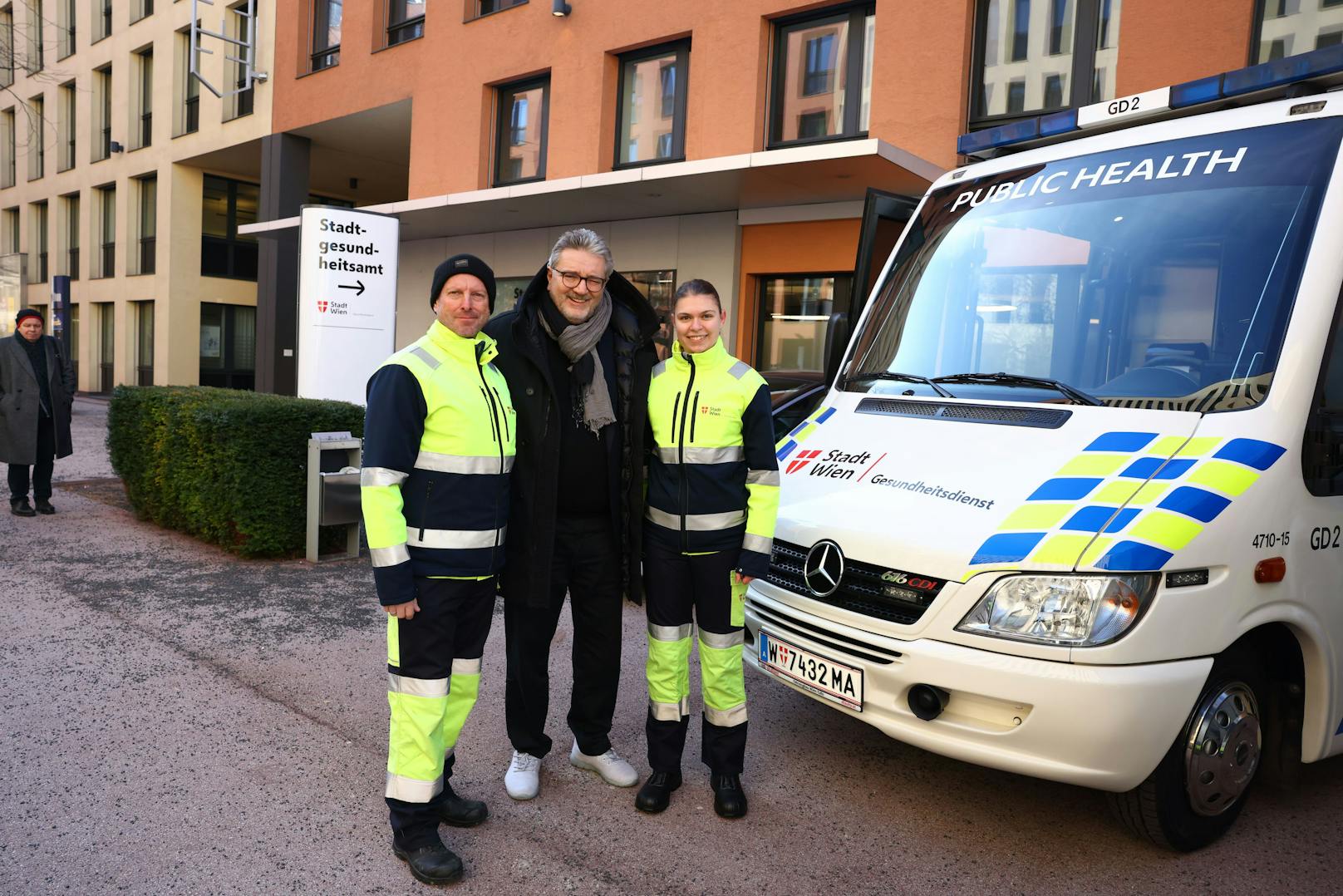 Gesundheitsstadtrat Peter Hacker (SPÖ) mit zwei Mitarbeitern der mobilen Teams.&nbsp;