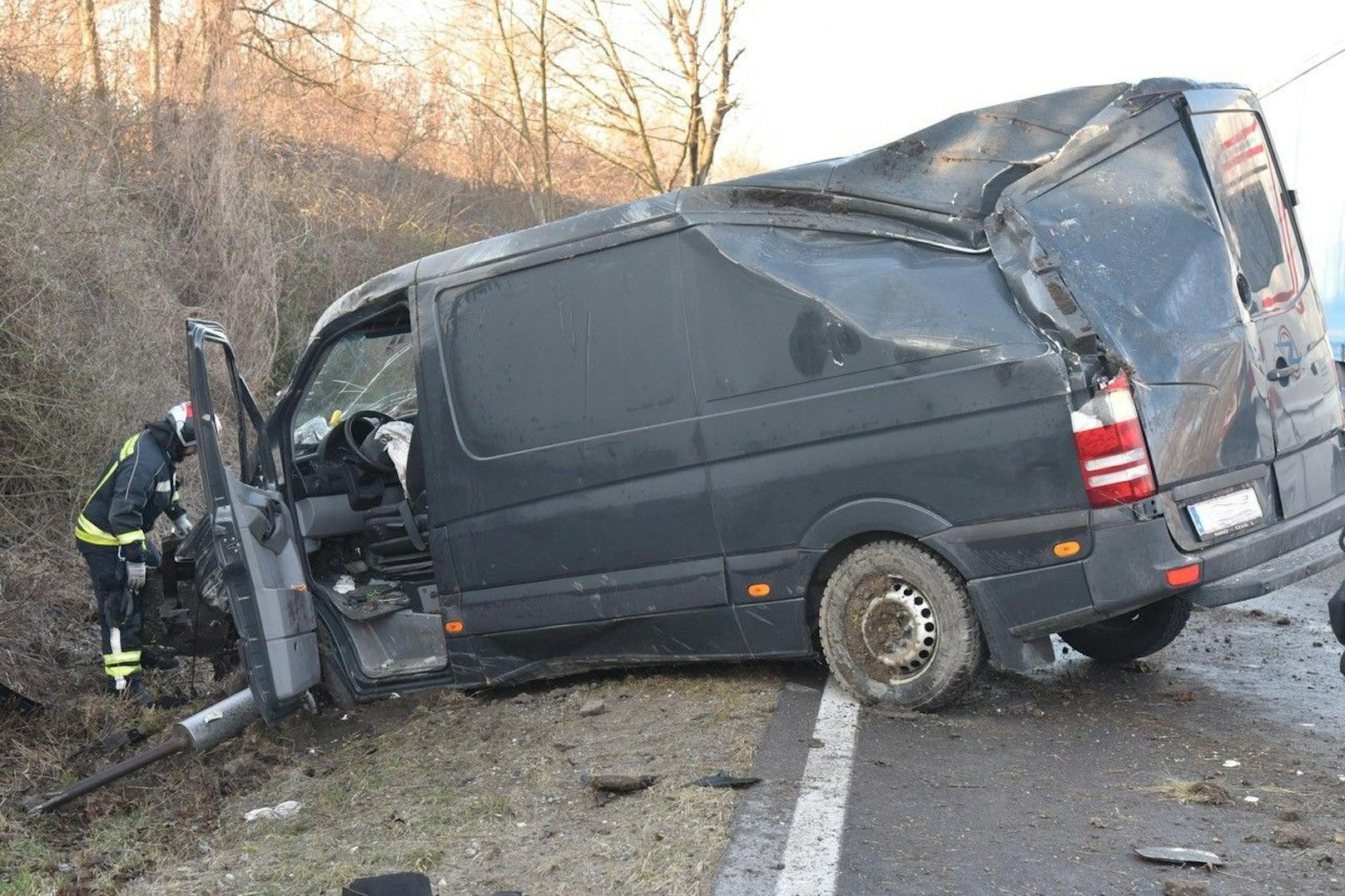 Der Transporter kam im Graben zum Stillstand.