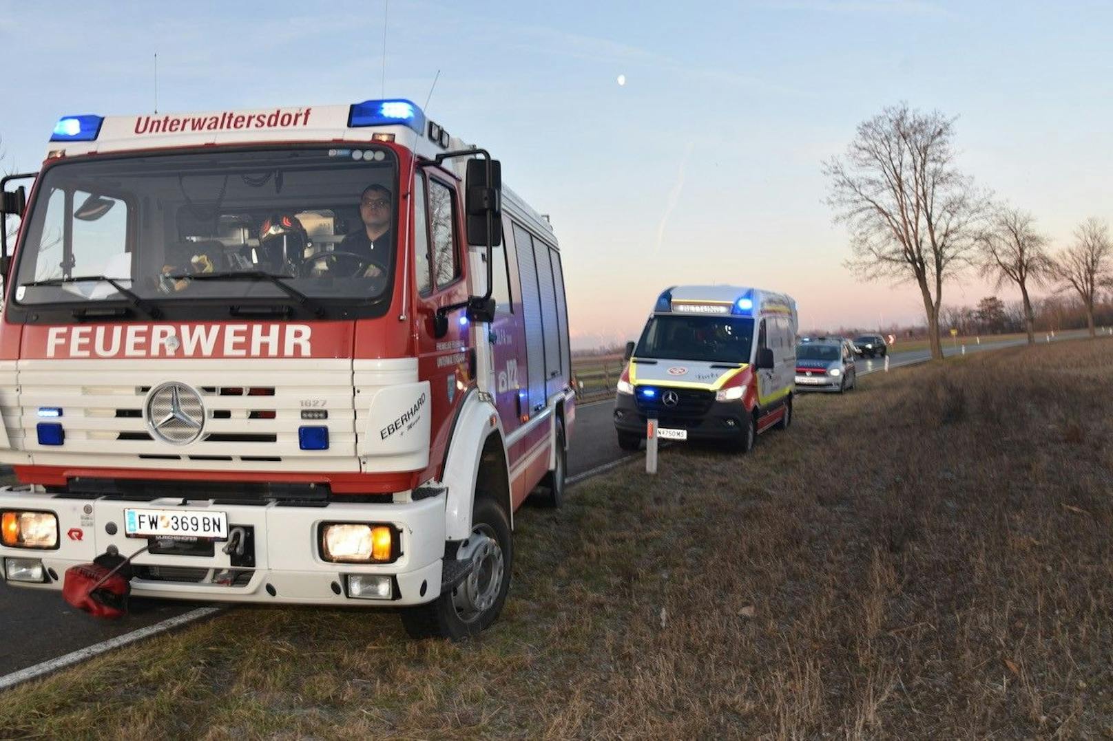 Der Pkw überschlug sich mehrmals und landete in einem Feld.