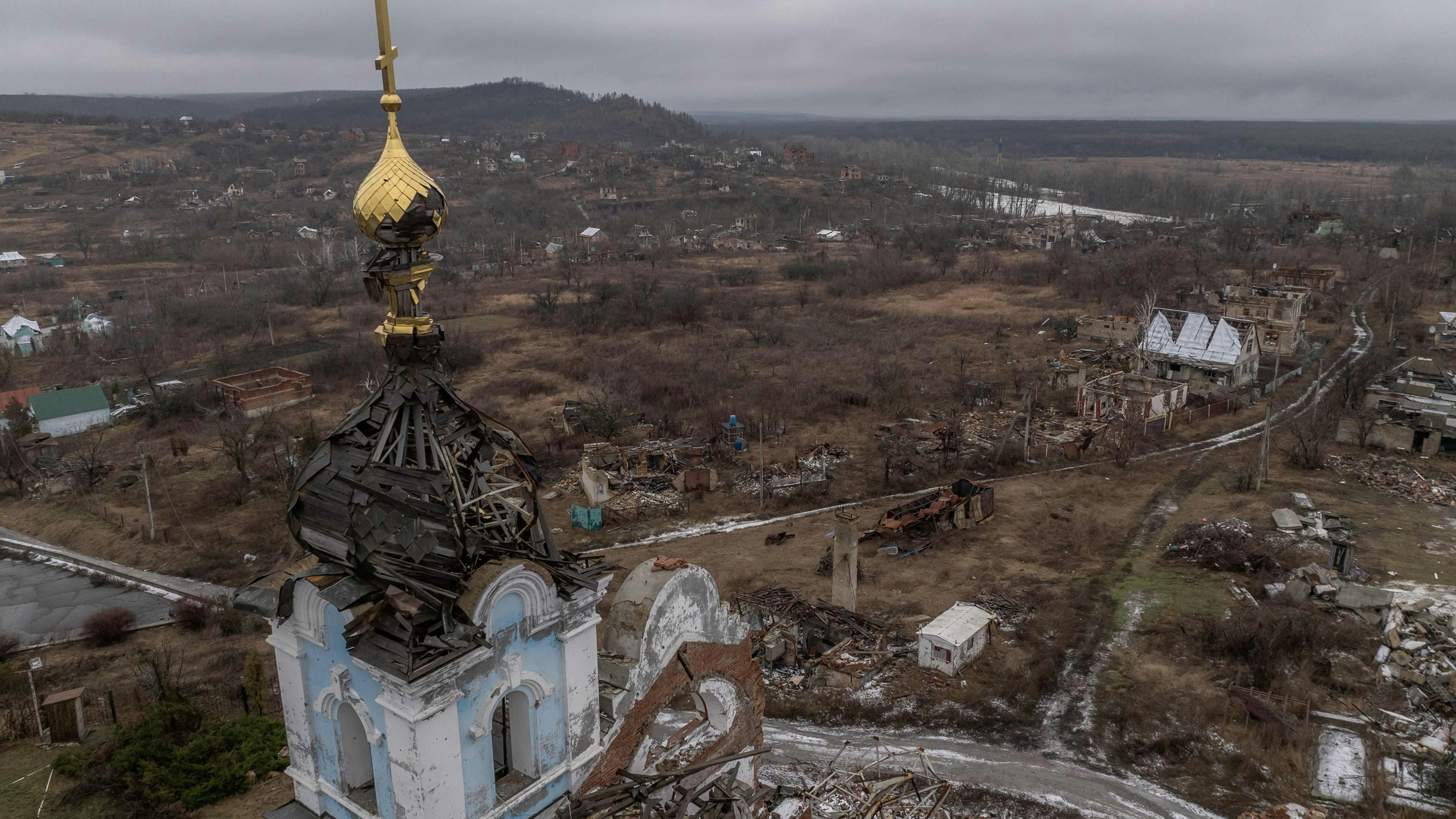 Download von www.picturedesk.com am 30.01.2024 (09:15).  TOPSHOT - This aerial photograph shows a destroyed church and other destruction in the village of Bohorodychne, Donetsk region, on January 27, 2024, amid the Russian invasion of Ukraine. Bohorodychne is a village in the Donetsk region that came under heavy attack by Russian forces in June 2022, and captured on August 17, 2022. The Armed Forces of Ukraine announced on September 12, 2022, that they had taken back control over the village. (Photo by Roman PILIPEY / AFP) - 20240127_PD11263 - Rechteinfo: Rights Managed (RM) Nur für redaktionelle Nutzung! Werbliche Nutzung erfordert Freigabe: bitte schicken Sie uns eine Anfrage.