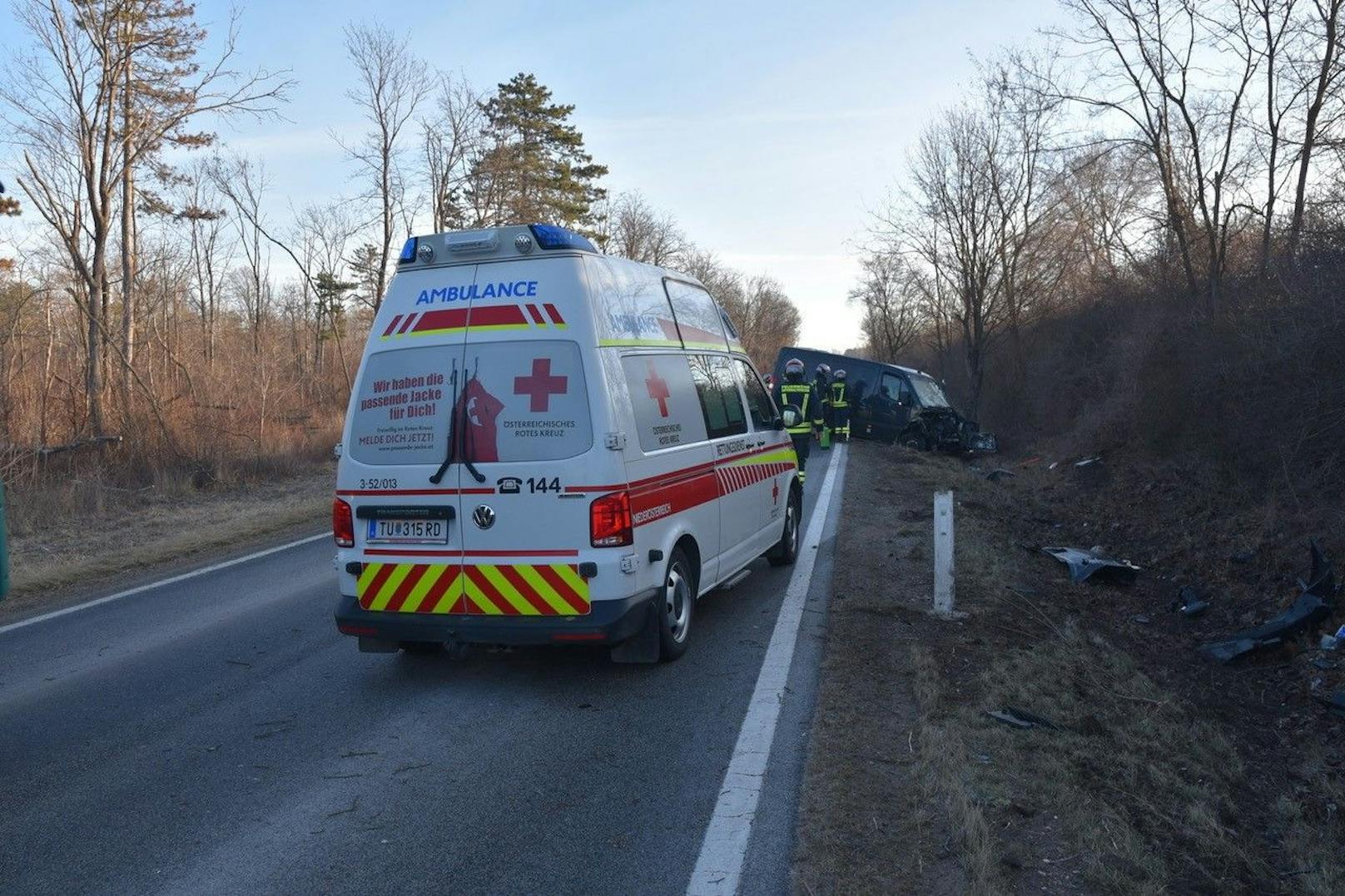 Der schwerverletzte Fahrer wurde per Rettung ins Spital gefahren.