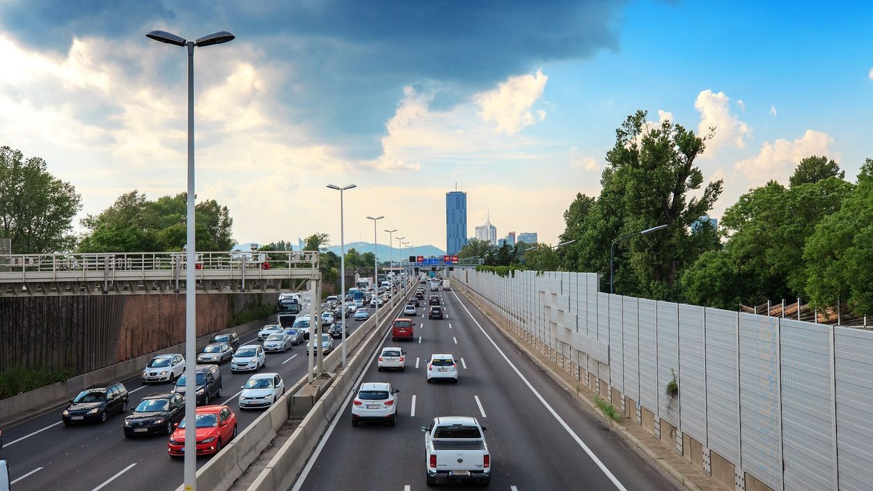 Die Vignette muss für alle Fahrten auf heimischen Autobahnen gekauft werden. 