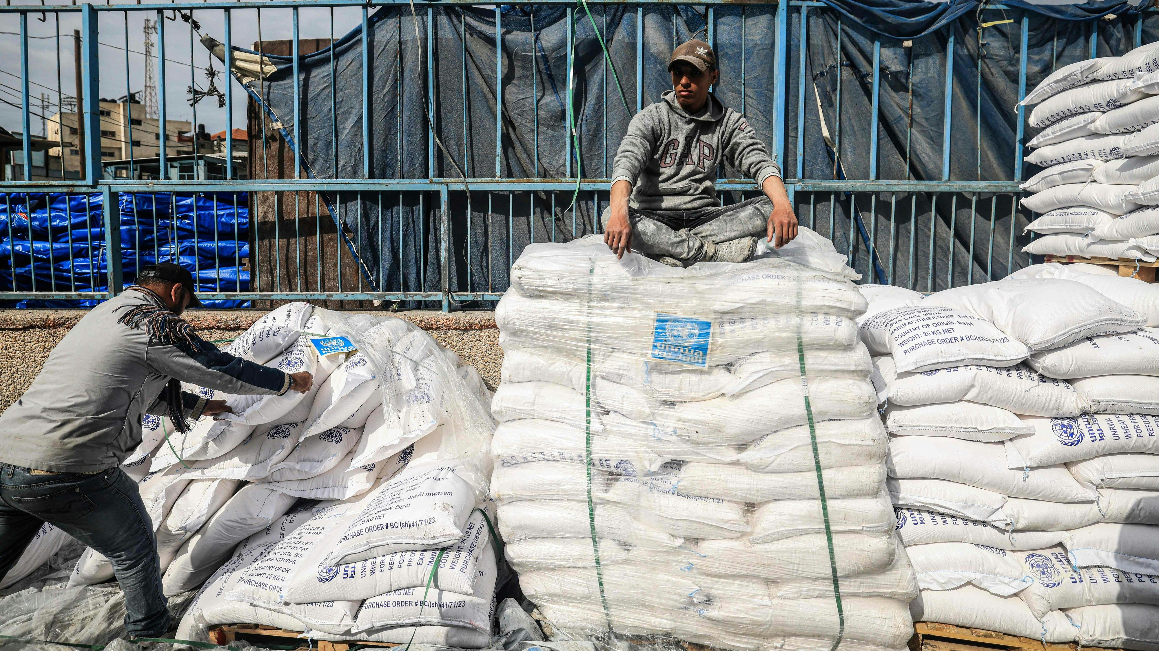 Mitarbeiter des UNO-Hilfswerks UNRWA verteilen im Gazastreifen Nahrungsmittel.