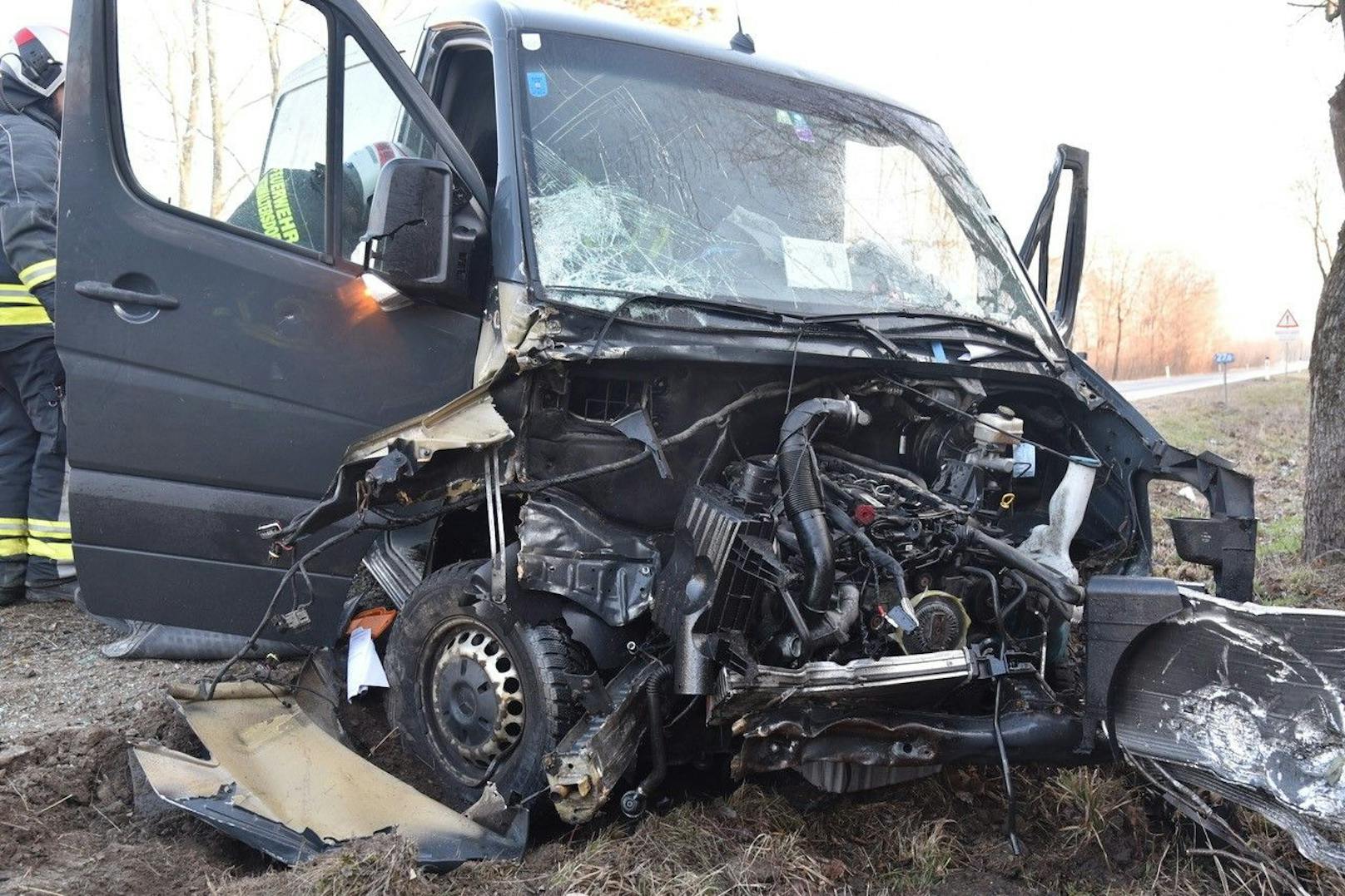 Wegen Glatteis kam der Fahrer ins Schleudern.