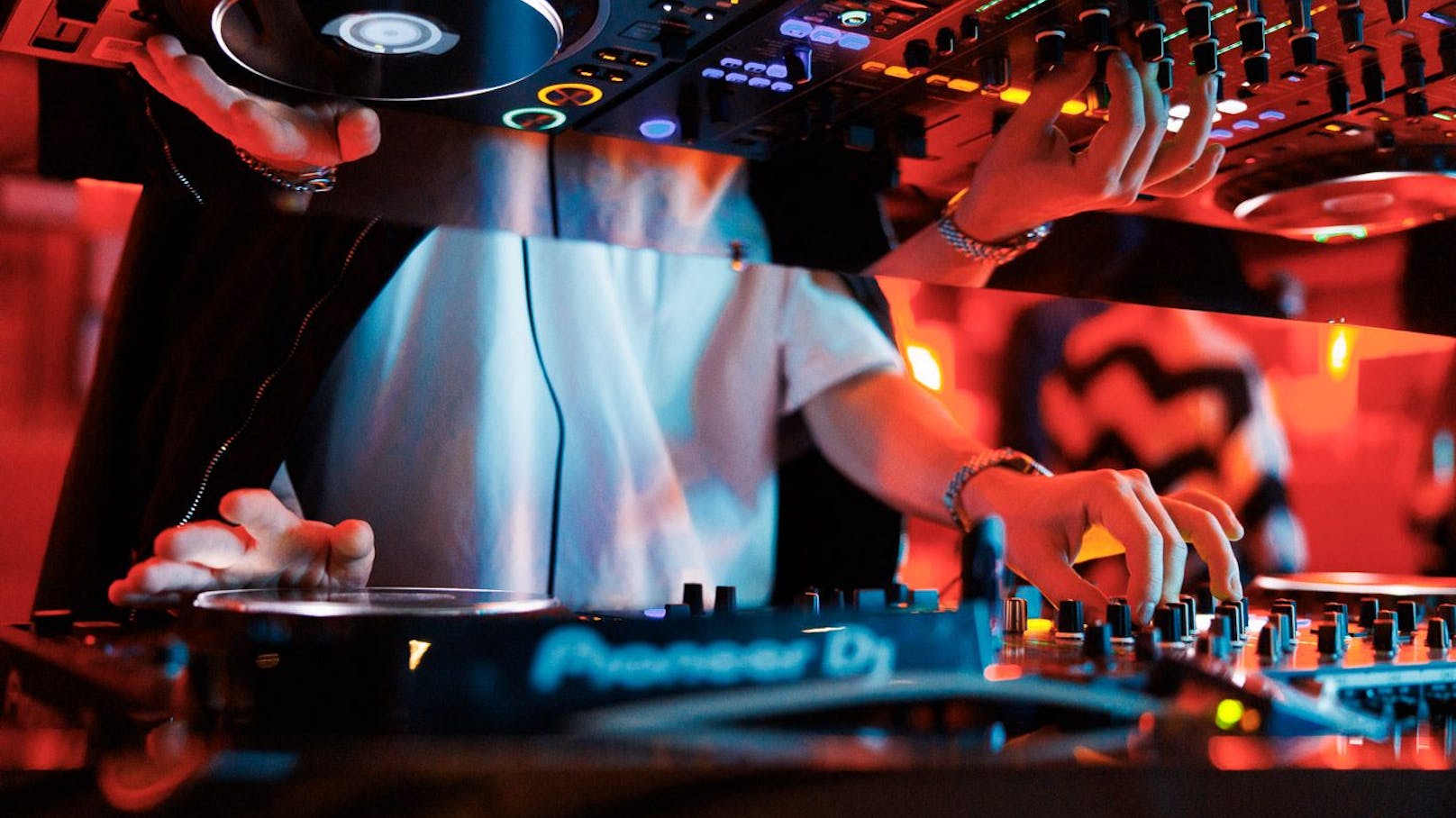 Erfahrene Club-DJs verwandeln die Hotellobby in einen Dance Floor